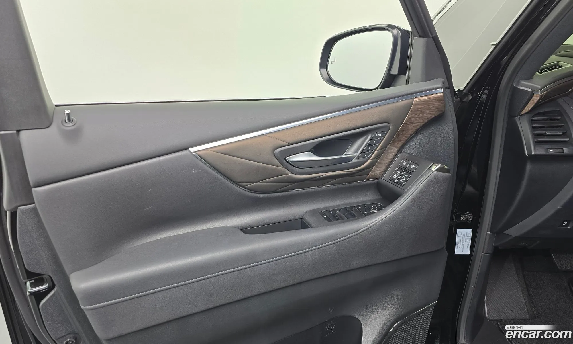 Toyota Alphard 2024 — 36