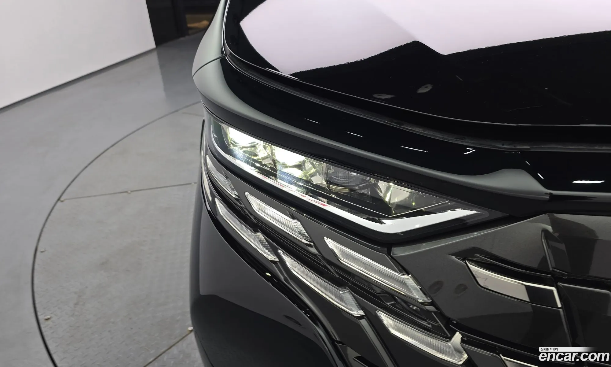 Toyota Alphard 2024 — 25