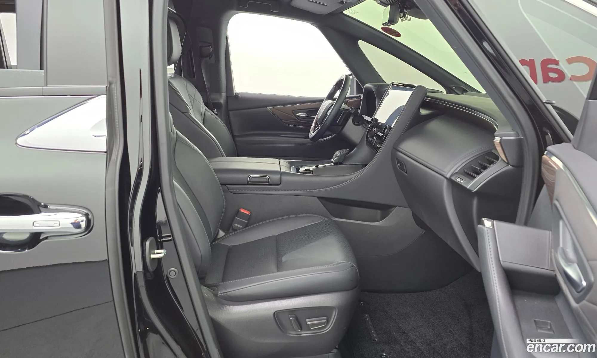 Toyota Alphard 2024 — 37