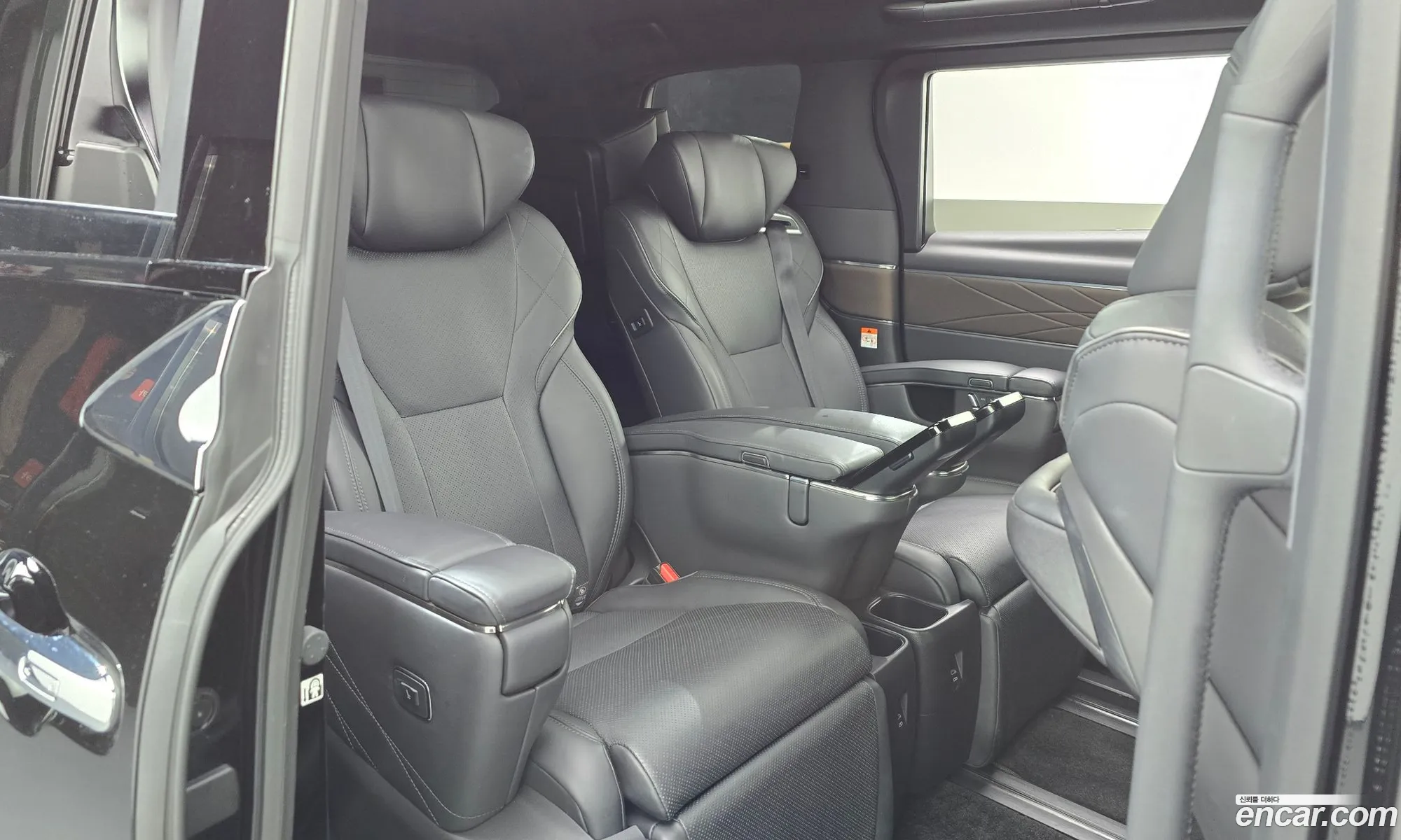 Toyota Alphard 2024 — 31
