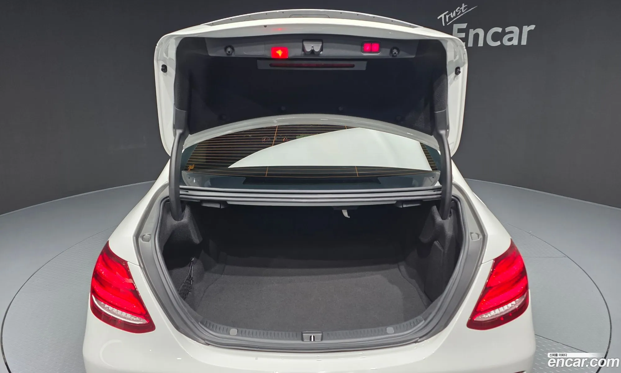 Mercedes-Benz E-Class W213 2019 WDDZF0FB8KA615641 — 3