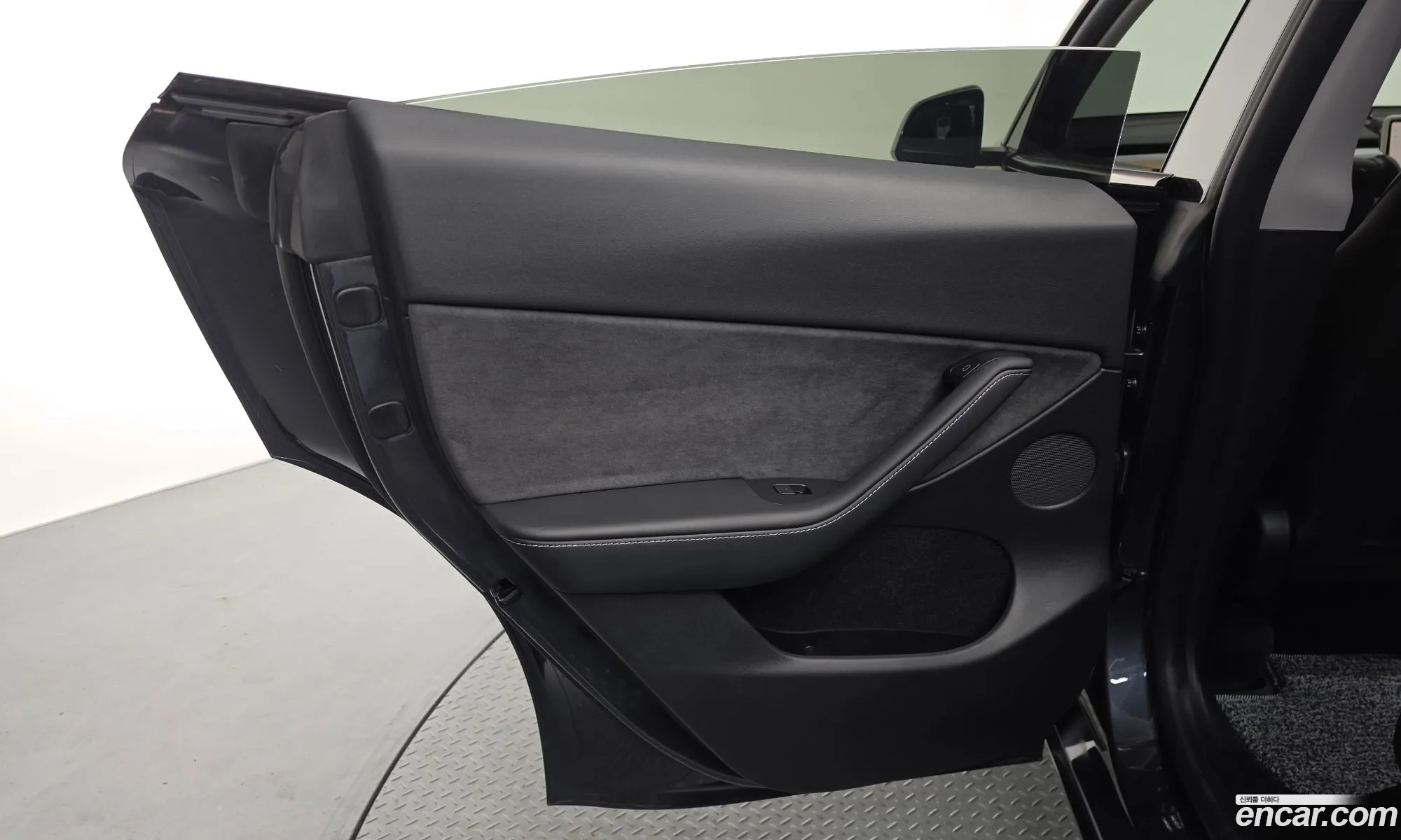 Tesla Model Y 2023 LRWYGCFS5PC103798 — 26
