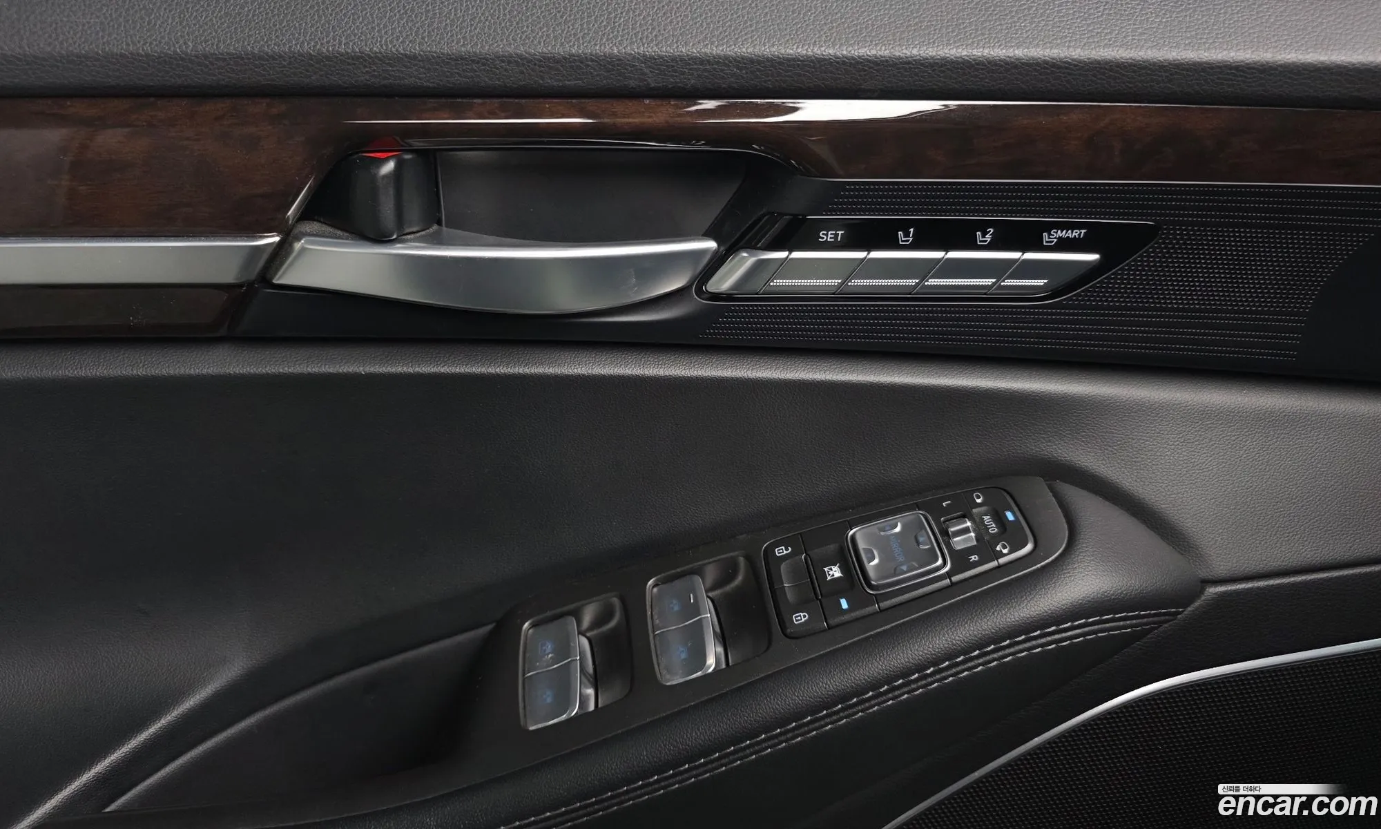 Genesis EQ900 2016 — 17