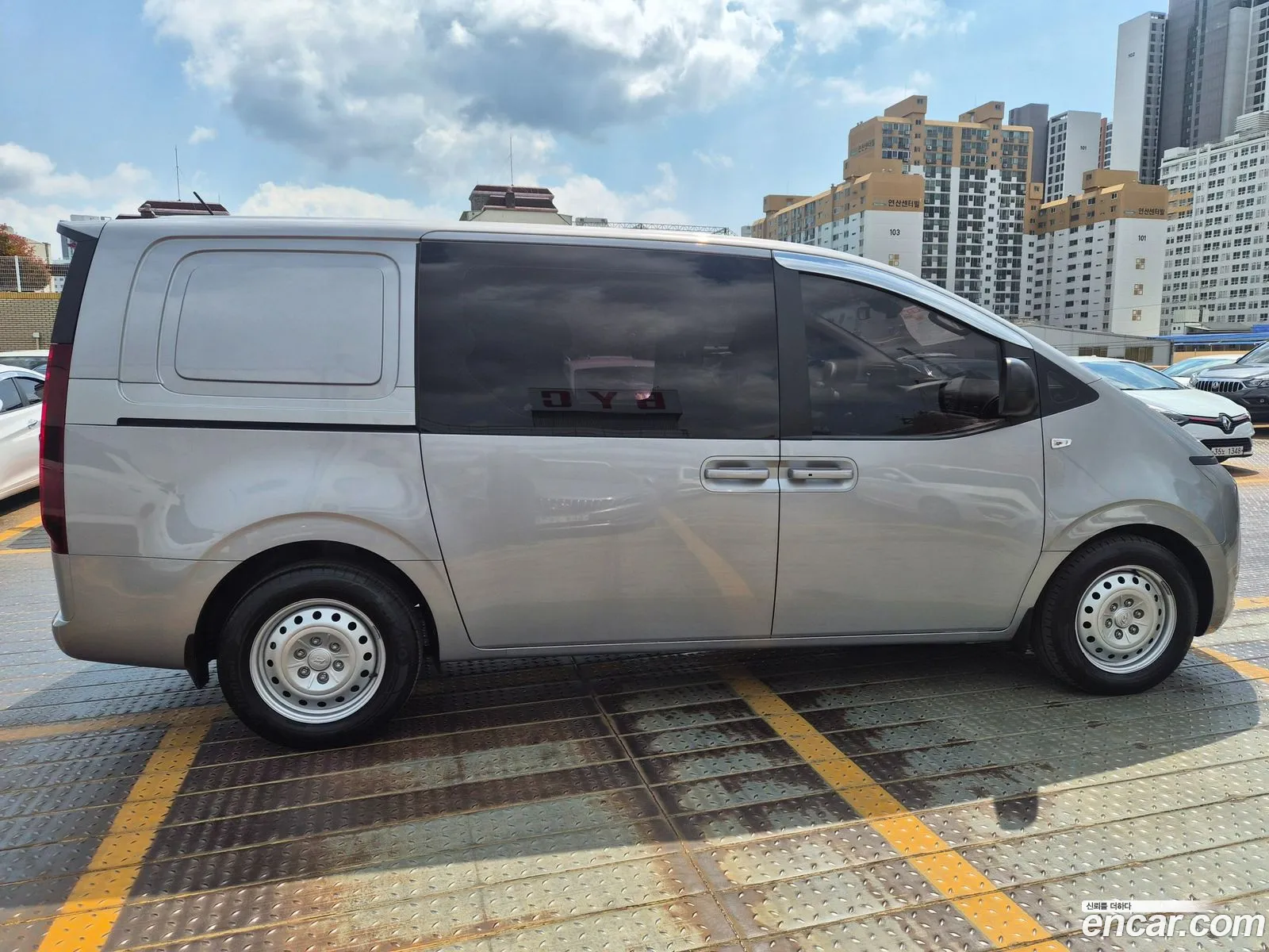 Hyundai Staria 2023 — 3