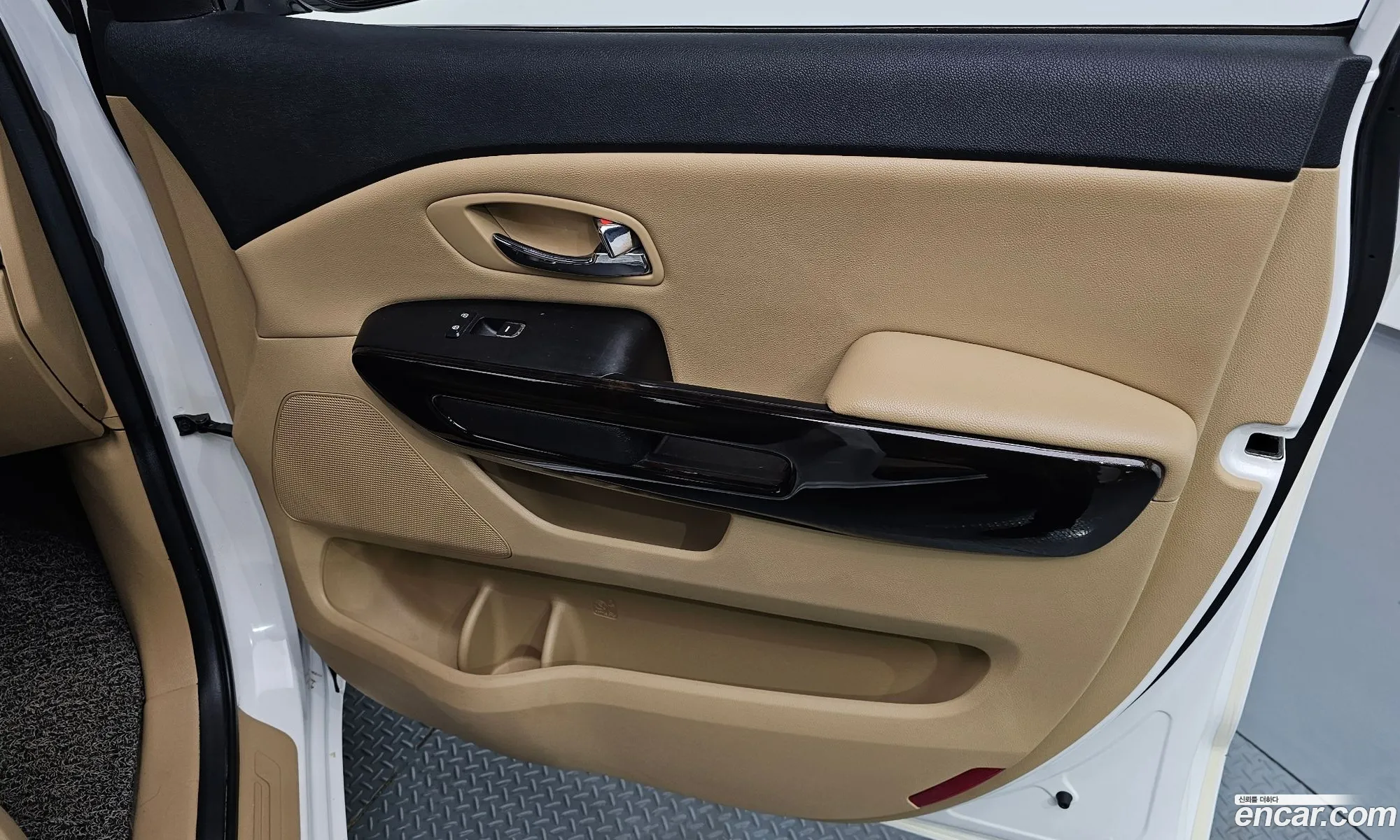 Kia Carnival 2018 KNAMB81ABKS471054 — 8