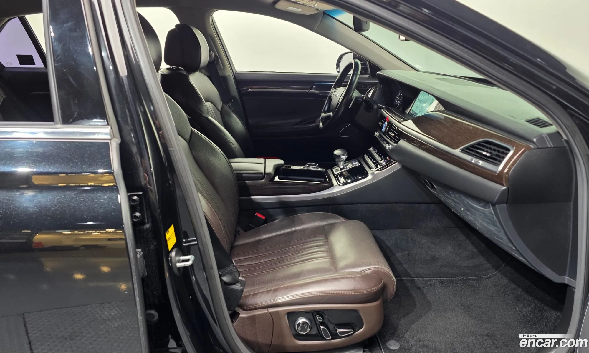 Genesis EQ900 2016 — 17