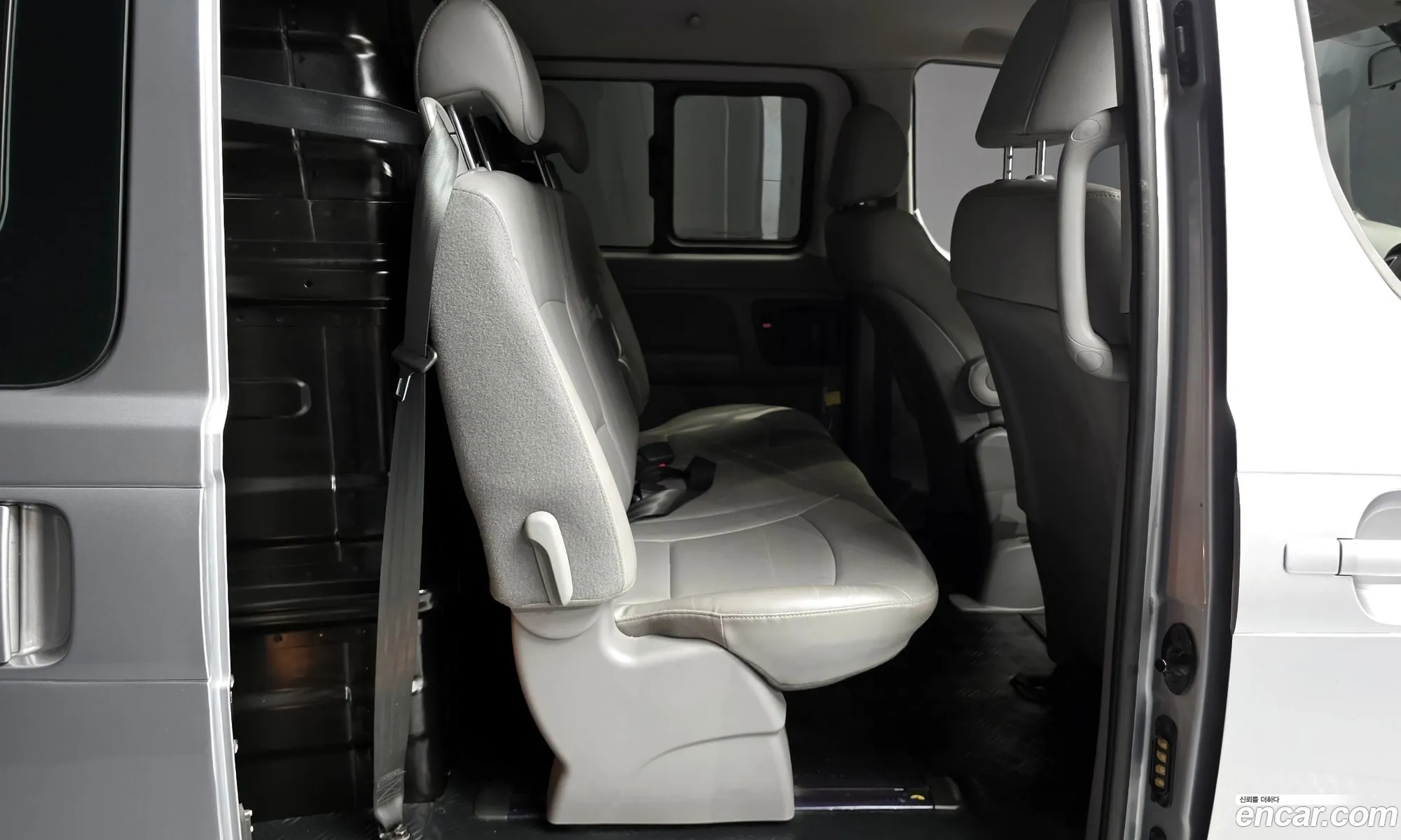 Hyundai Grand Starex 2018 KMFWBX7KBJU967006 — 30
