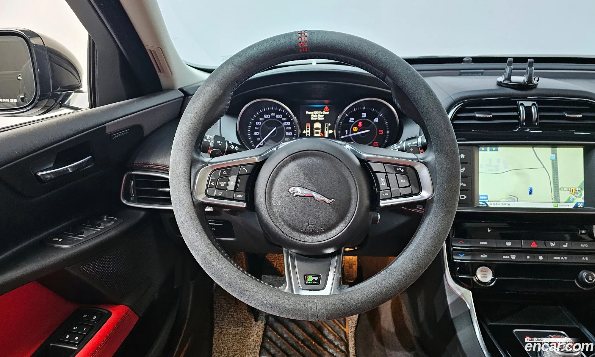 Jaguar XE 2015 — 19