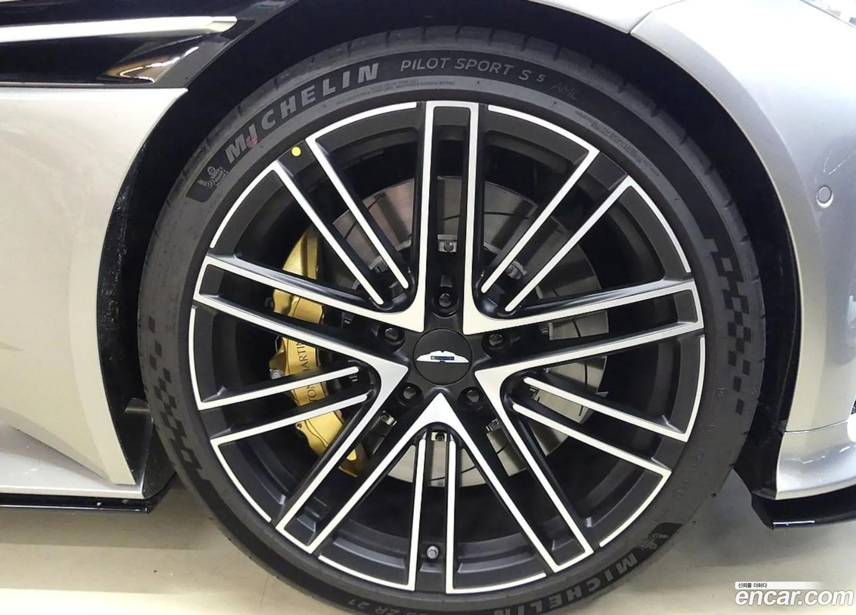 Aston Martin DB12 2025 — 6