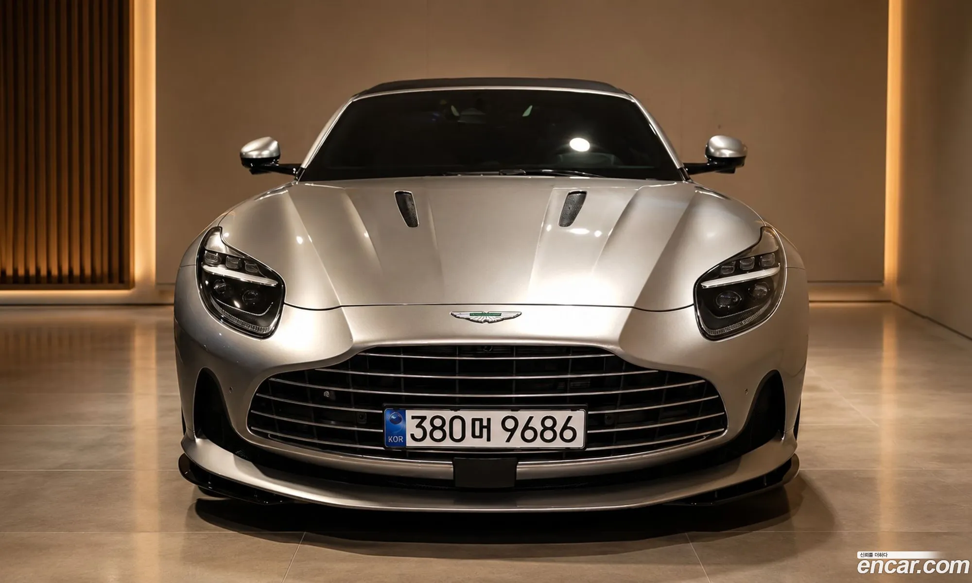 Aston Martin DB12 2025 — 10
