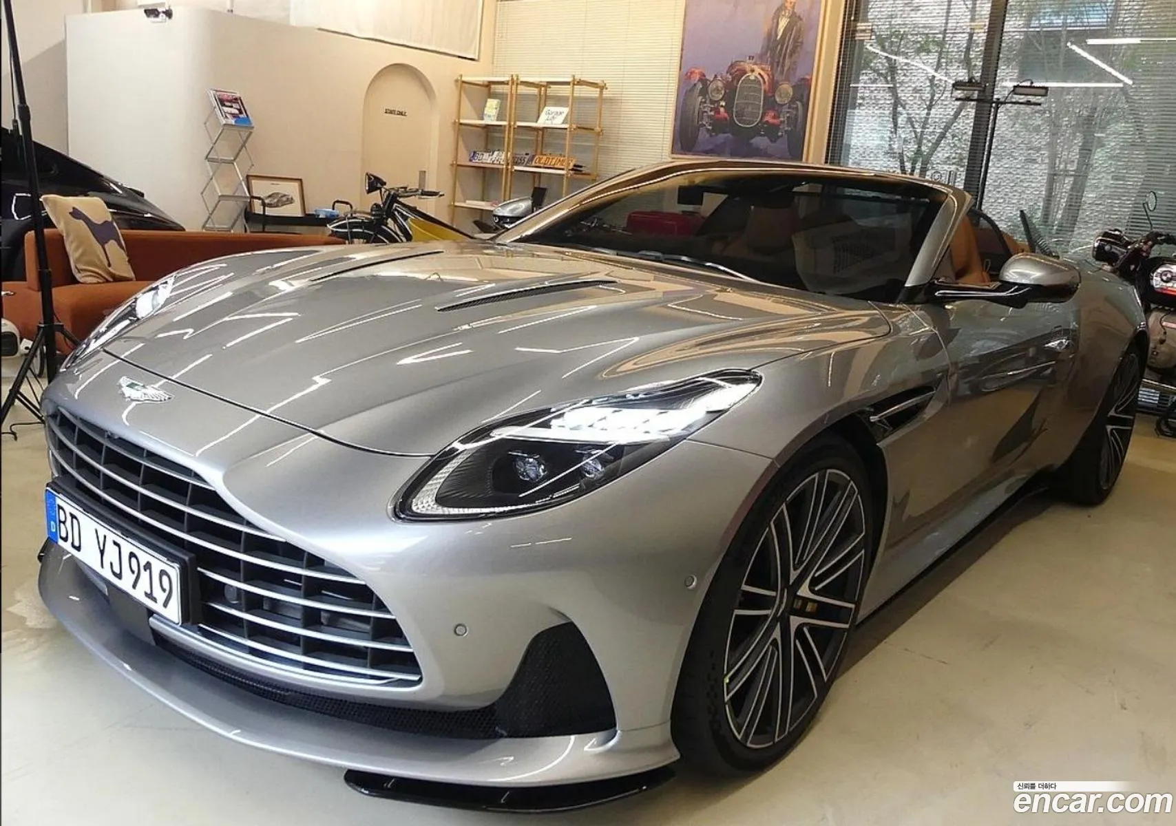 Aston Martin DB12 2025 — 12