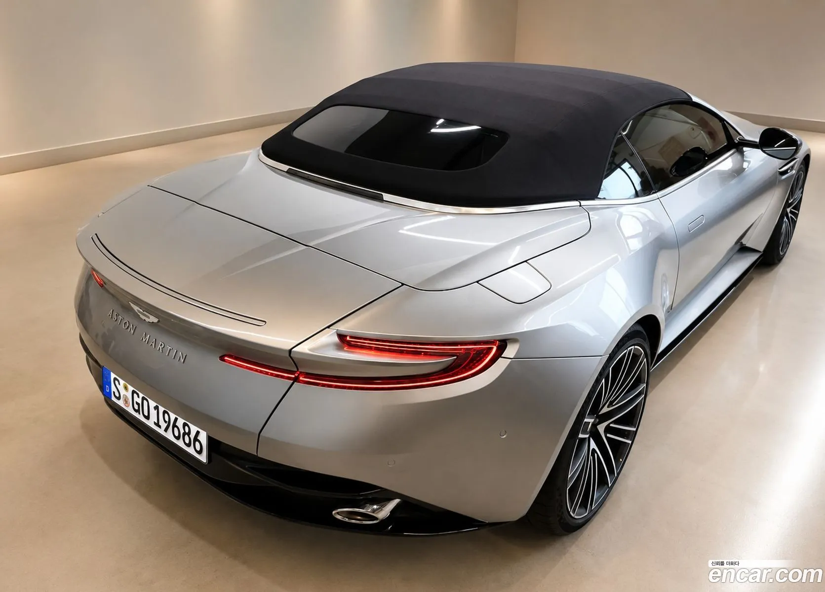 Aston Martin DB12 2025 — 11