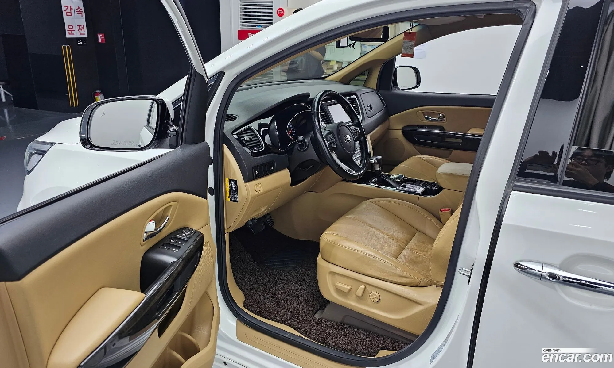 Kia Carnival 2020 KNAMB81ABLS640698 — 12