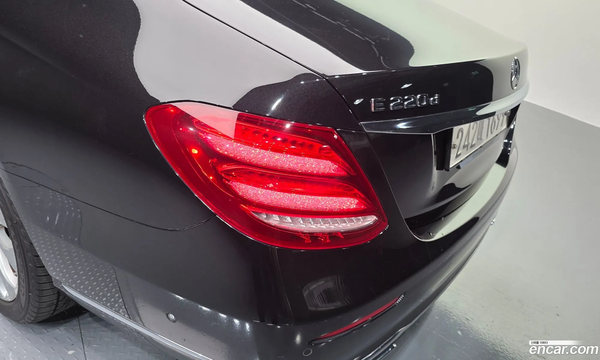 Mercedes-Benz E-Class W213 2017 WDDZF0FB7JA363475 — 17