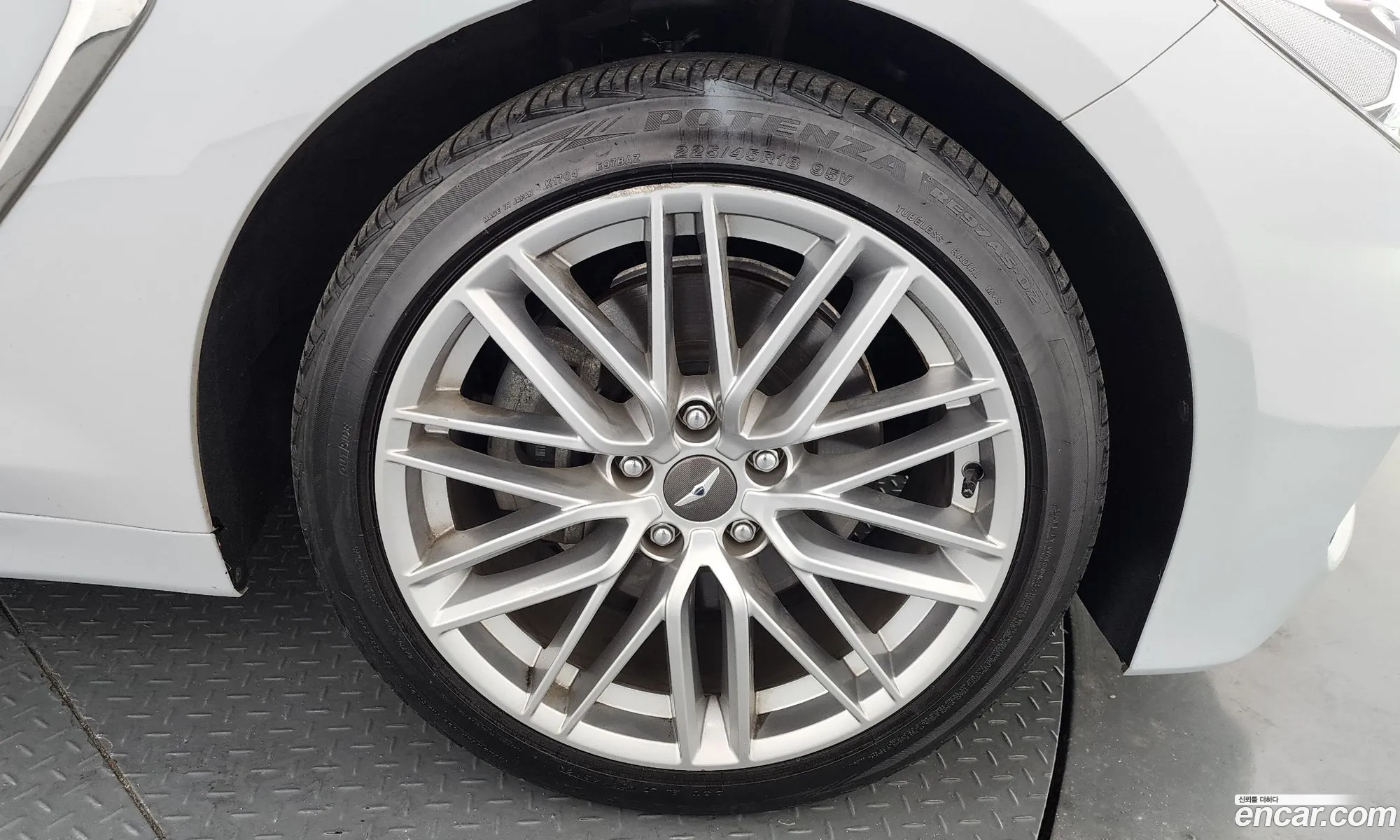 Genesis G70 2020 KMTG341ABLU069013 — 13