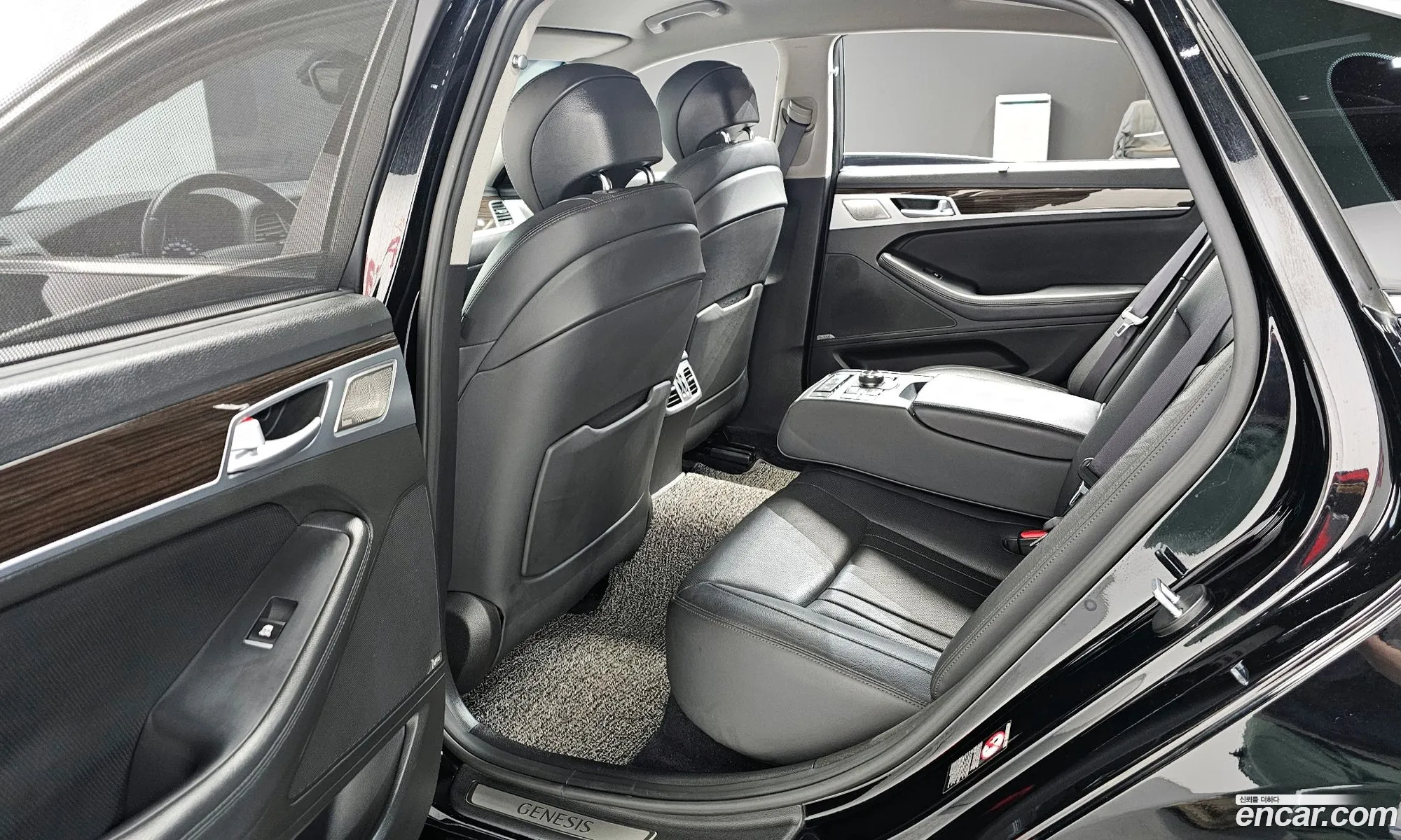 Genesis G80 2017 KMHGM41DBHU230077 — 2
