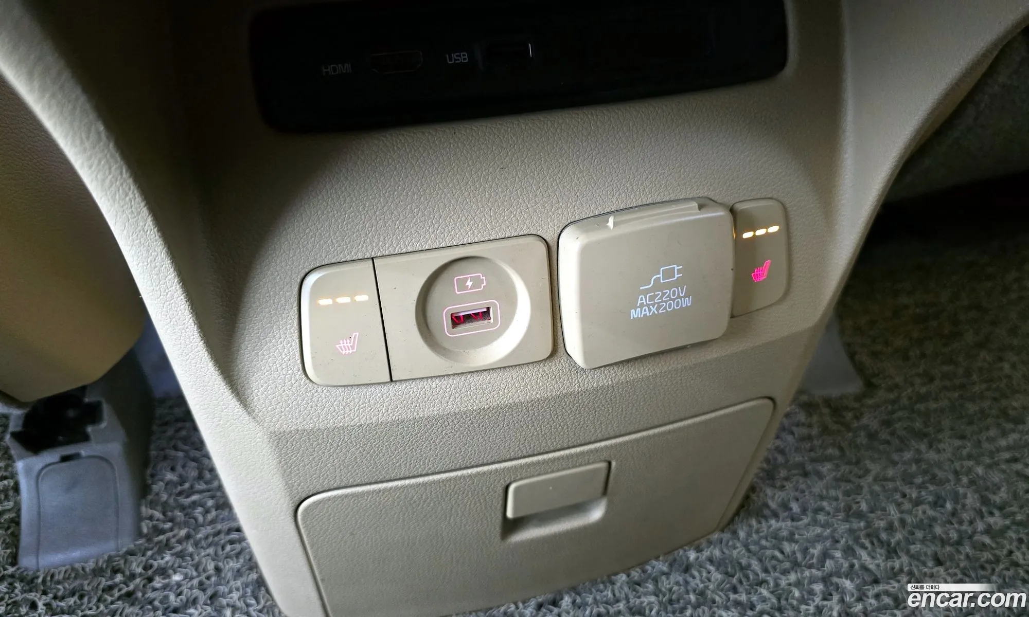 Kia Carnival 2018 KNAME81ABJS443674 — 2