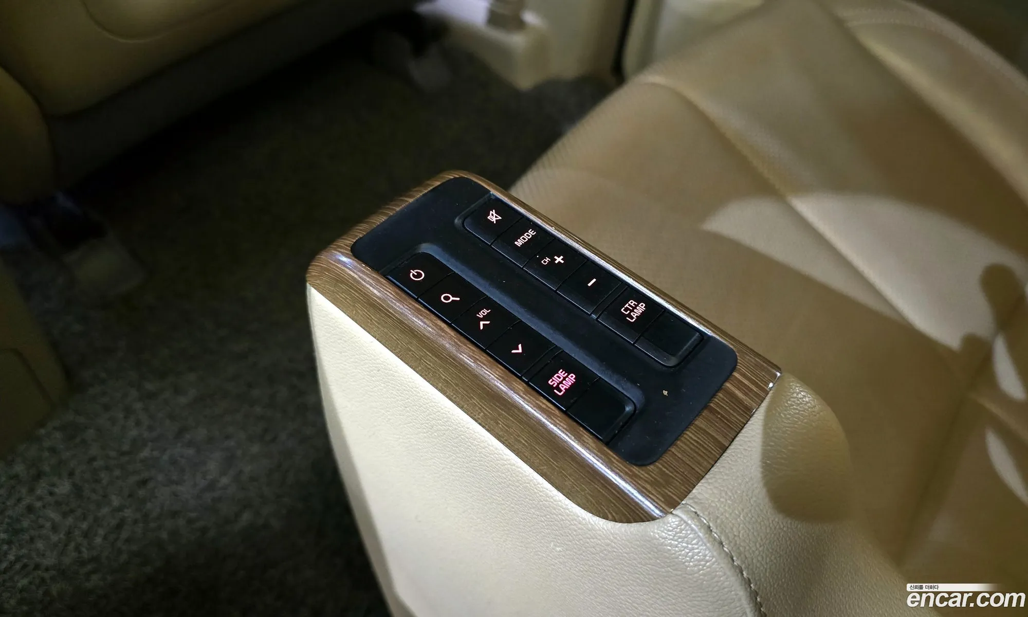 Kia Carnival 2018 KNAME81ABJS443674 — 3