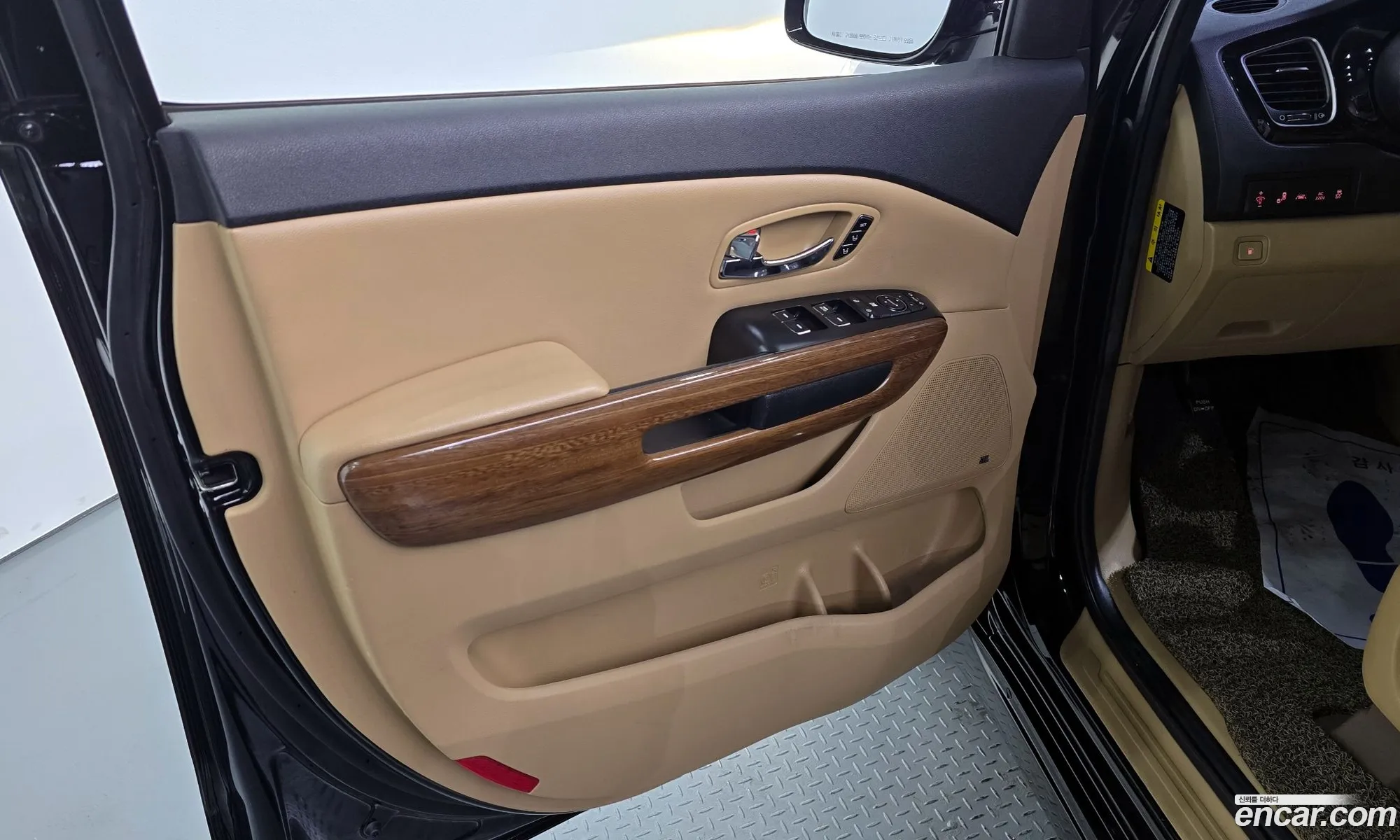 Kia Carnival 2018 KNAME81ABJS443674 — 16