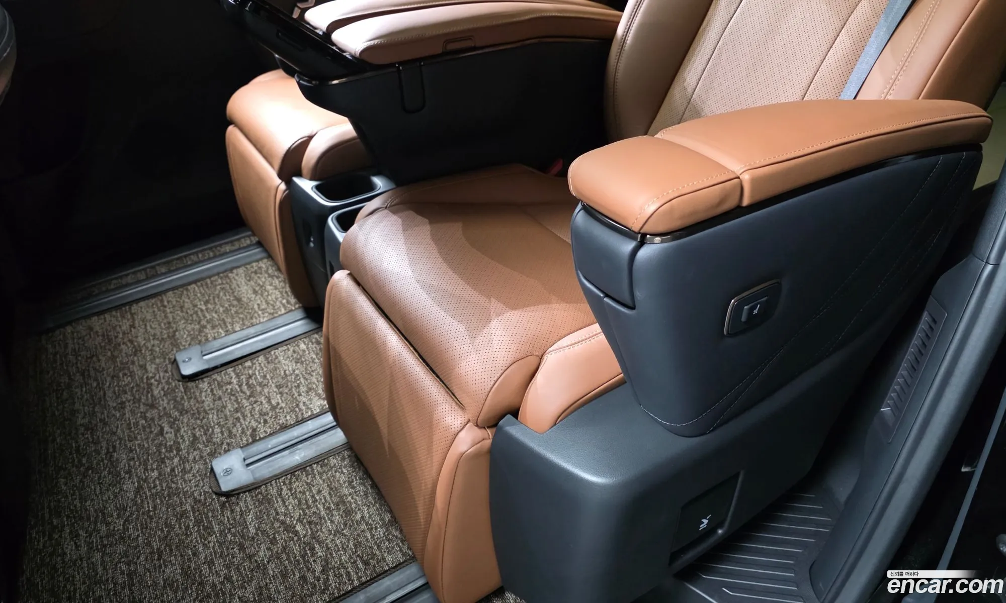 Toyota Alphard 2025 — 30