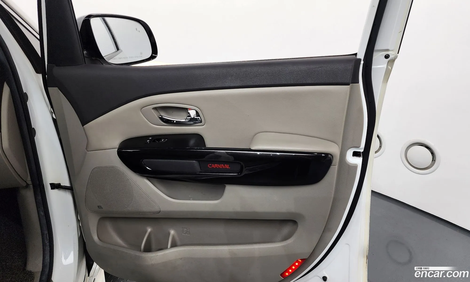 Kia Carnival 2017 KNAME81ABJS412283 — 3