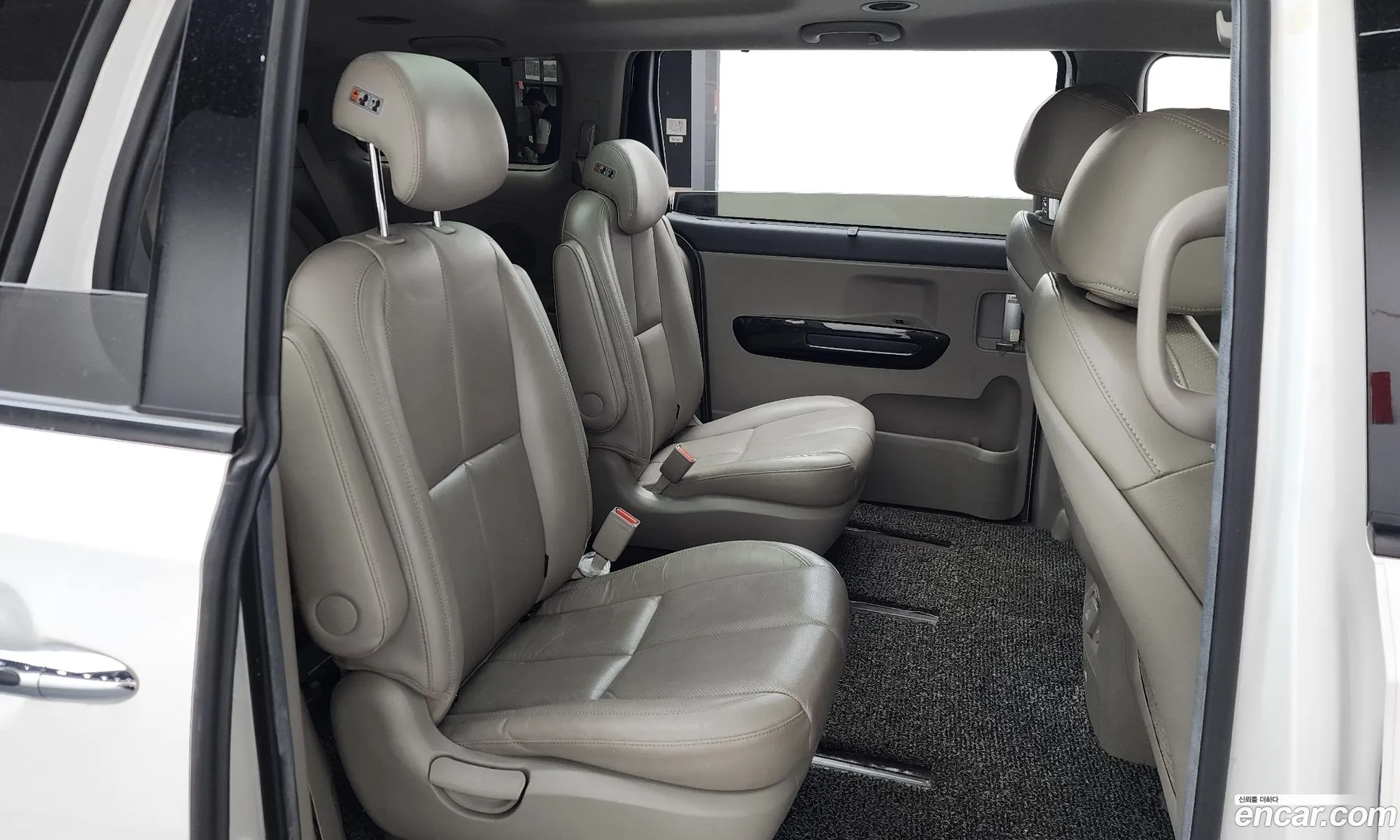 Kia Carnival 2017 KNAME81ABJS412283 — 8