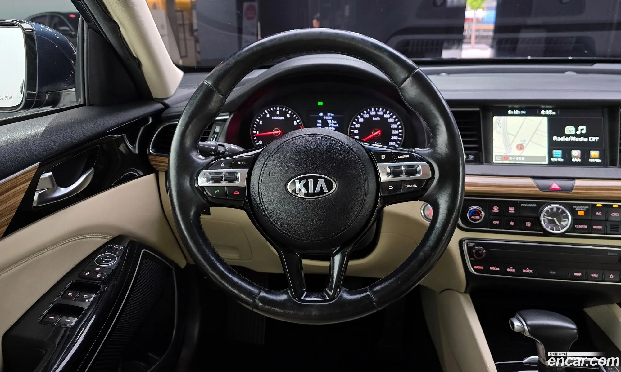 Kia K7 2017 KNALB415BHA075926 — 7