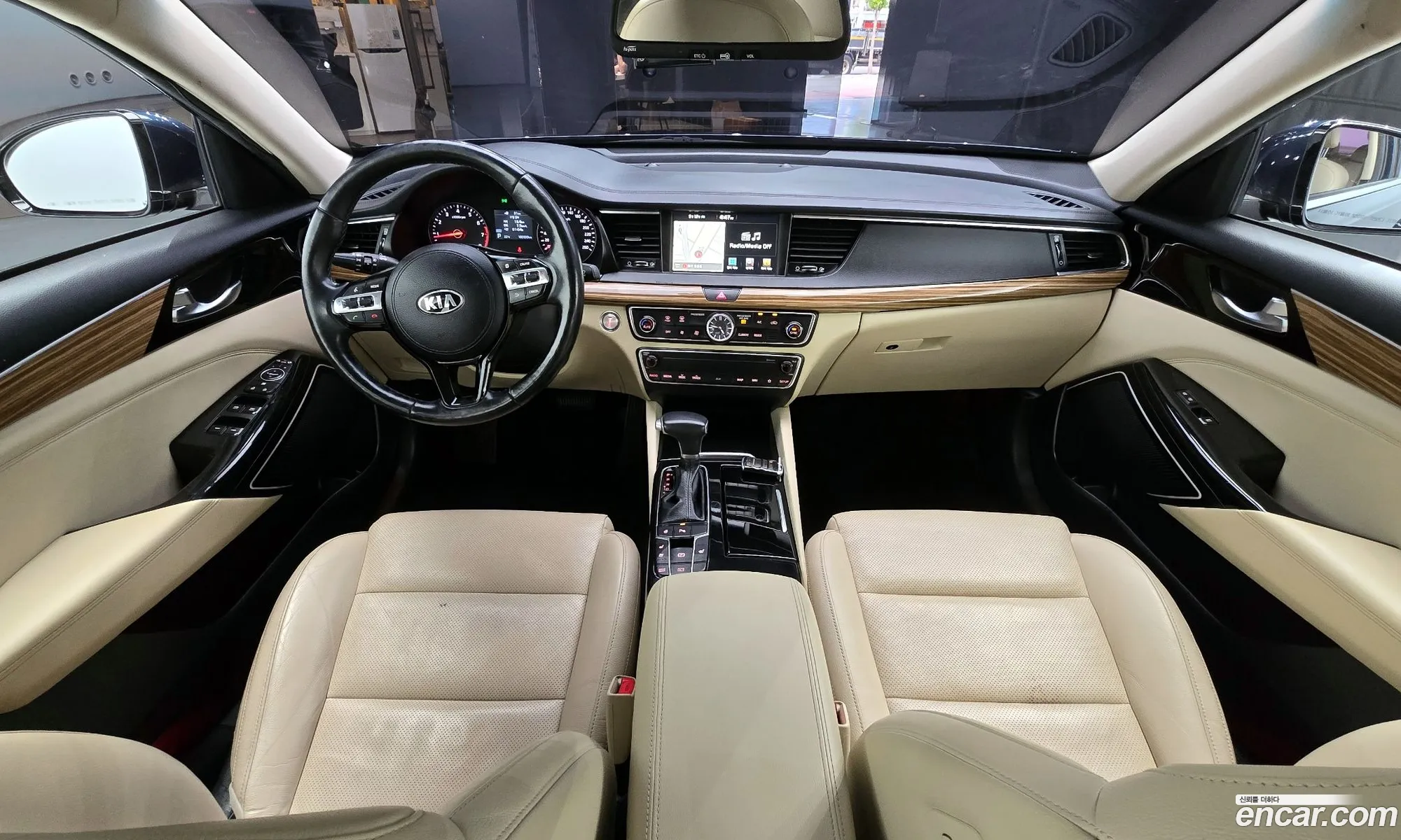 Kia K7 2017 KNALB415BHA075926 — 9