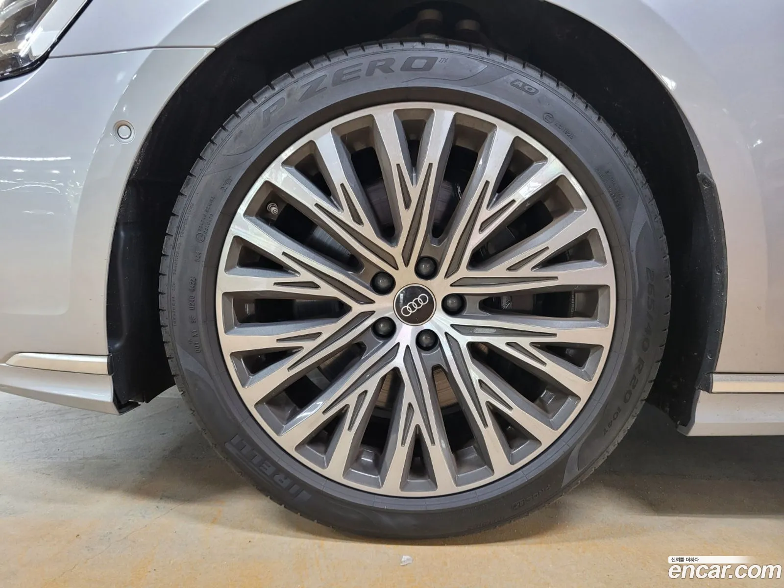 Audi A8 2023 — 12