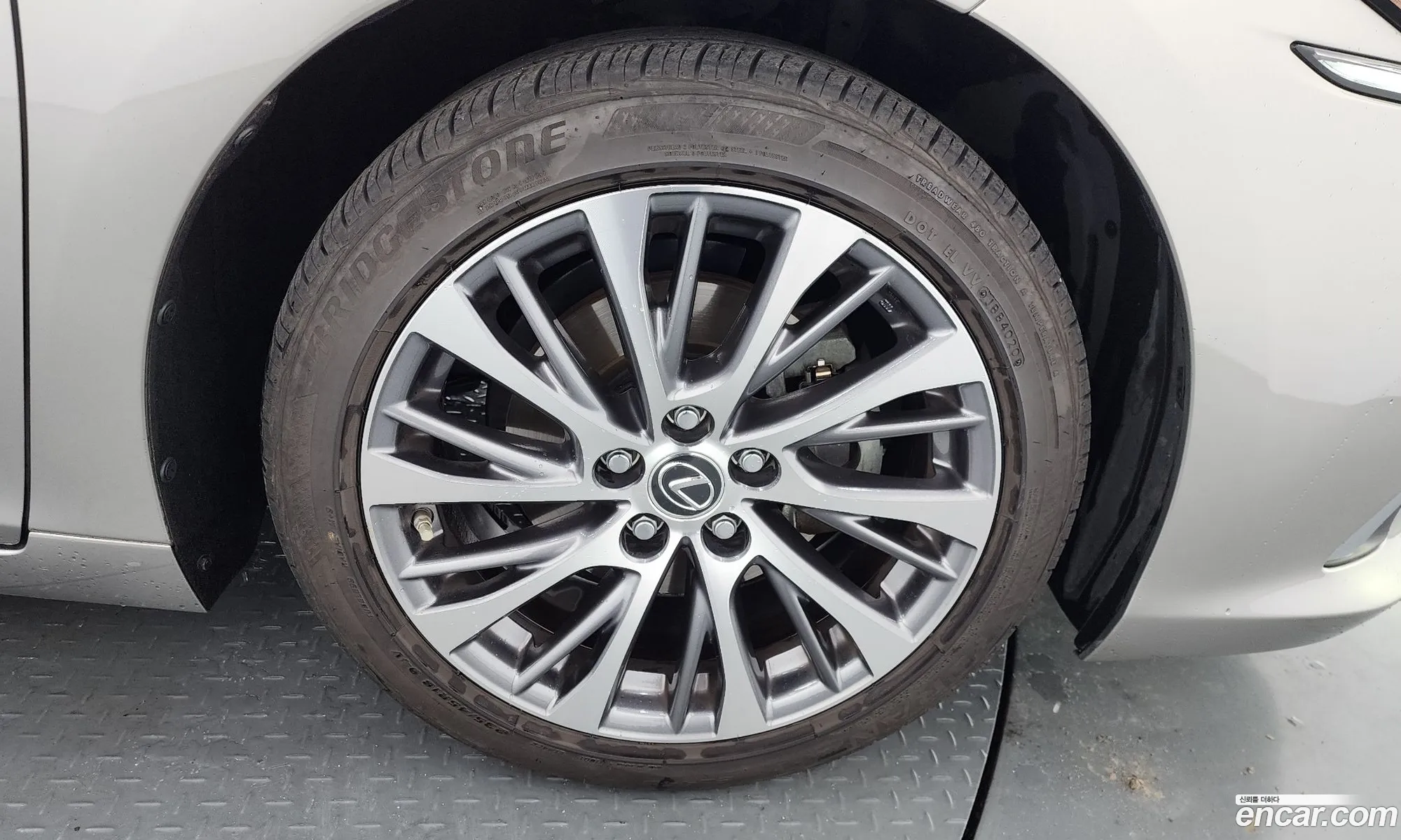 Lexus ES300h 7th Gen 2019 — 10