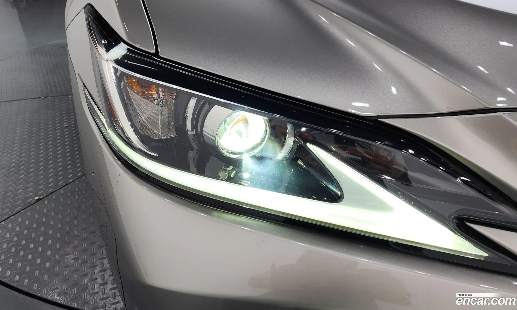 Lexus ES300h 7th Gen 2019 — 5