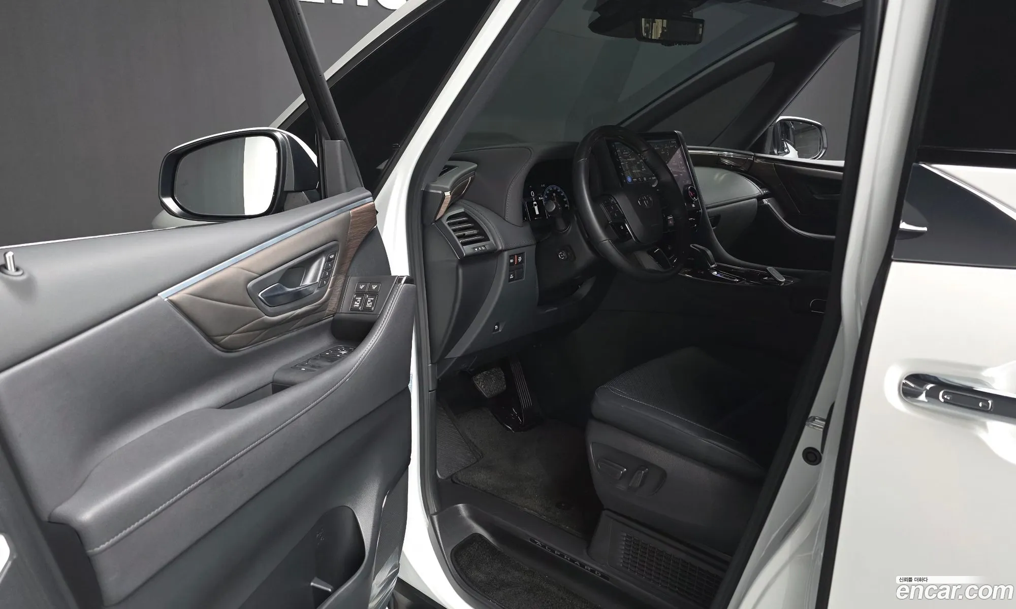 Toyota Alphard 2025 — 43