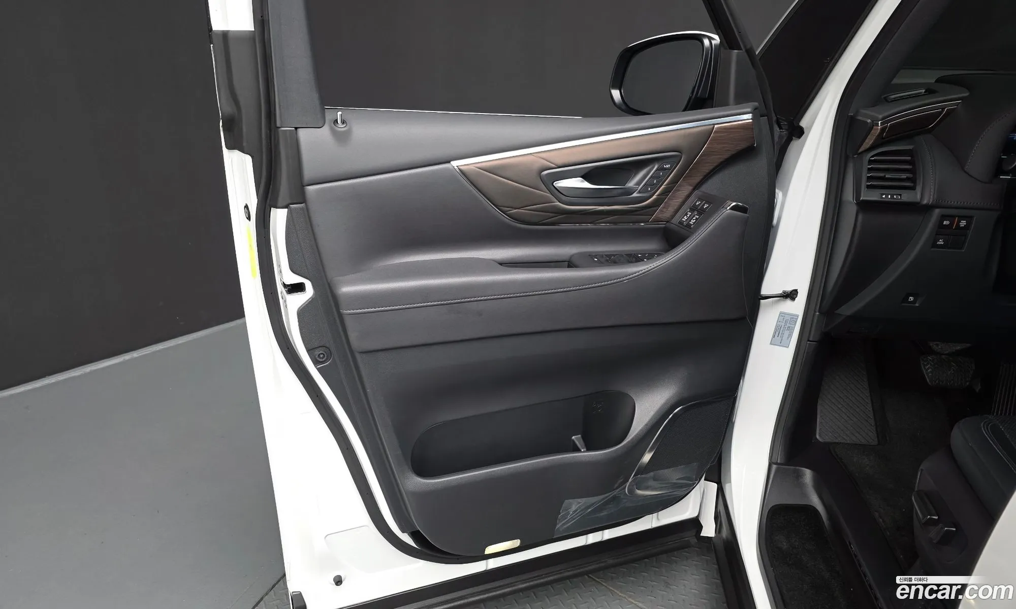 Toyota Alphard 2025 — 36