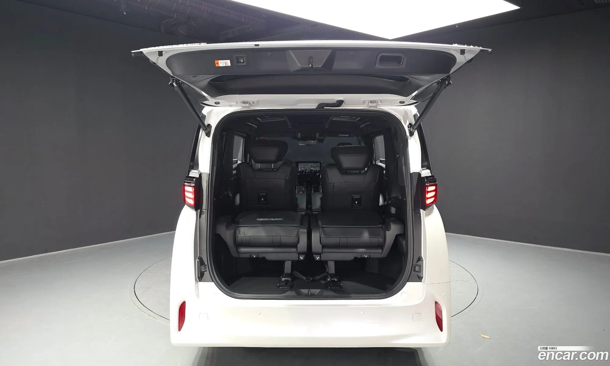Toyota Alphard 2025 — 28