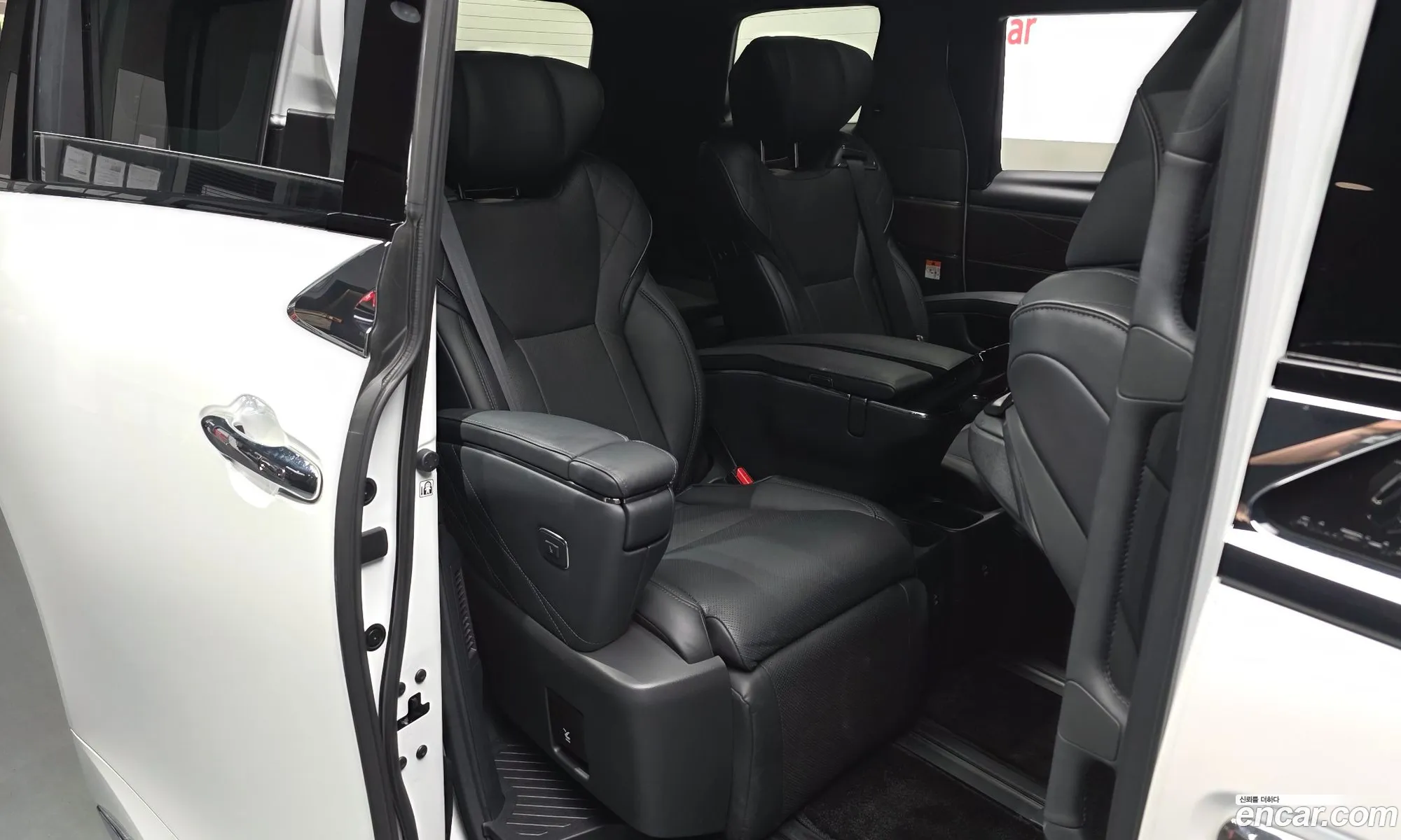Toyota Alphard 2025 — 25