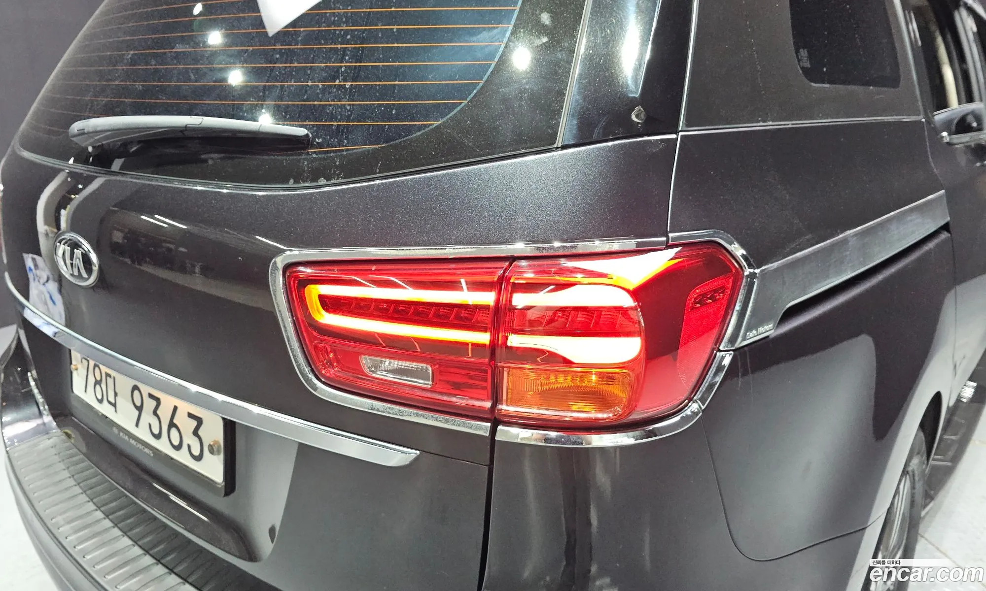 Kia Carnival 2018 KNHMF37ABKS490068 — 2