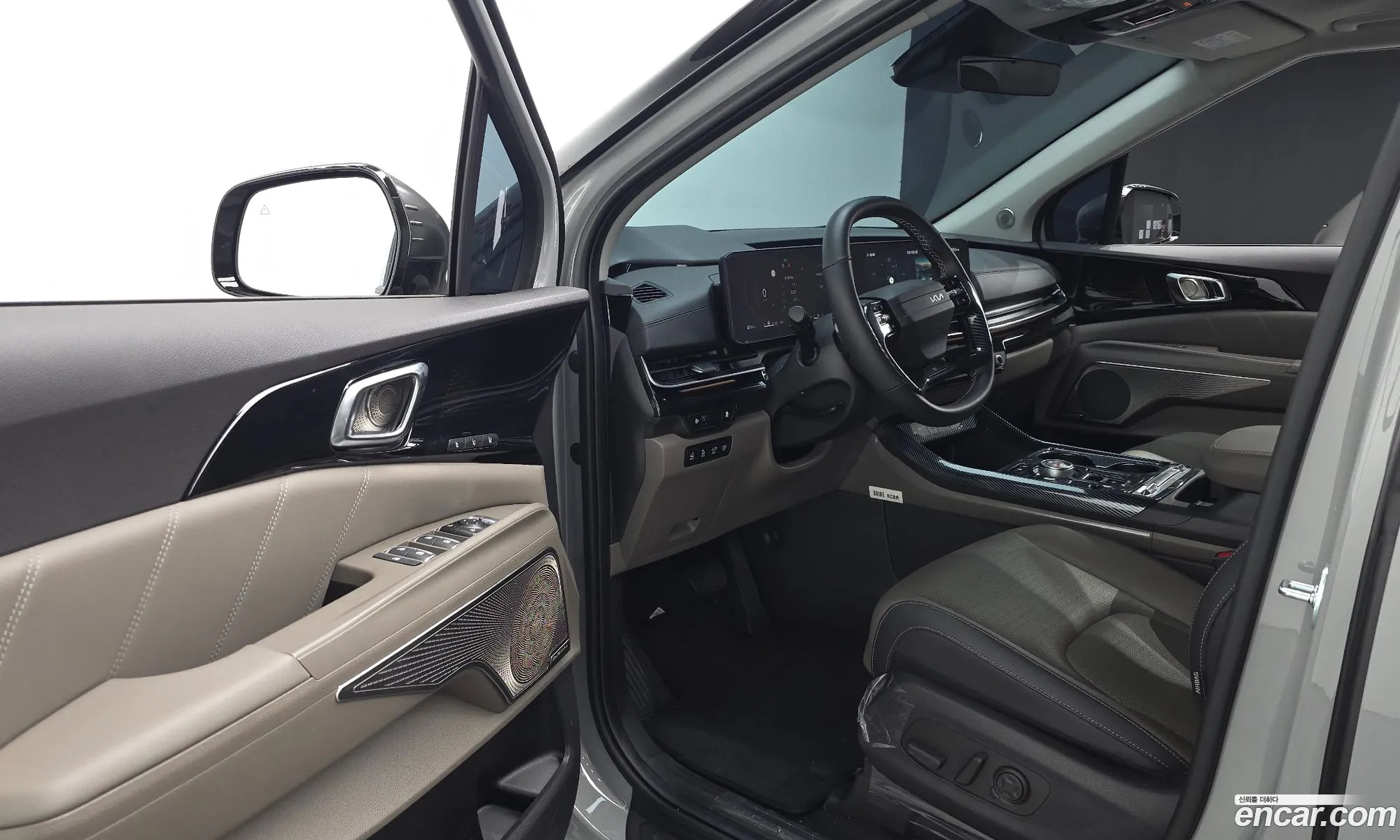 Kia Carnival 2025 KNANE81BBSS581632 — 3