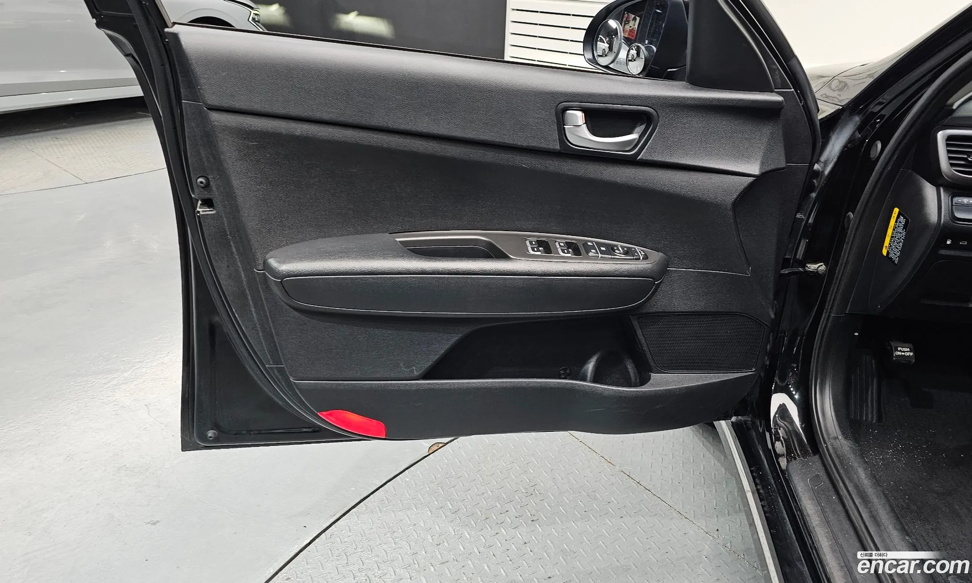 Kia K5 2018 KNAGS416BJA223682 — 3