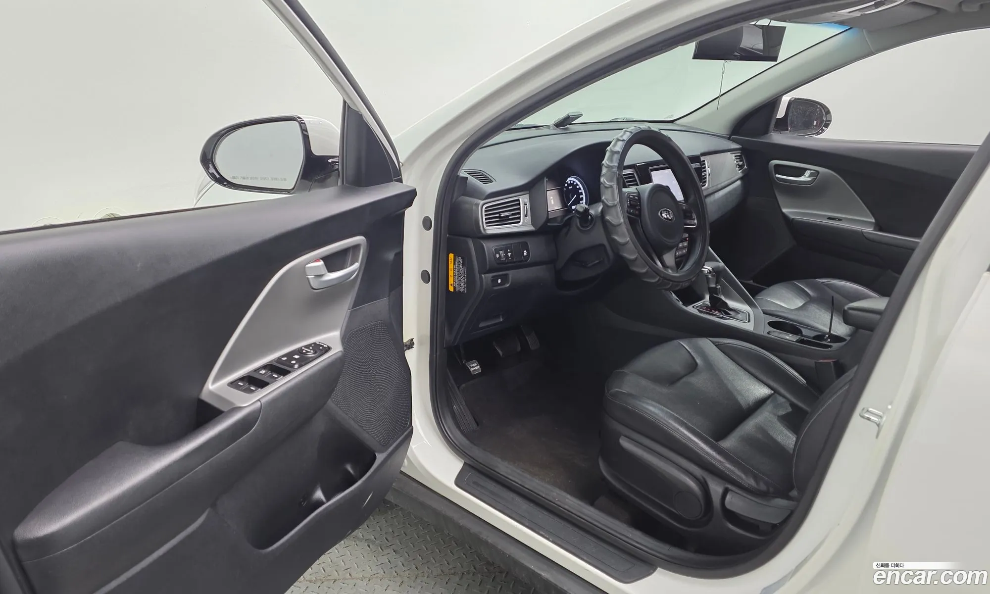 Kia Niro 2016 KNACA81CGHA013151 — 3