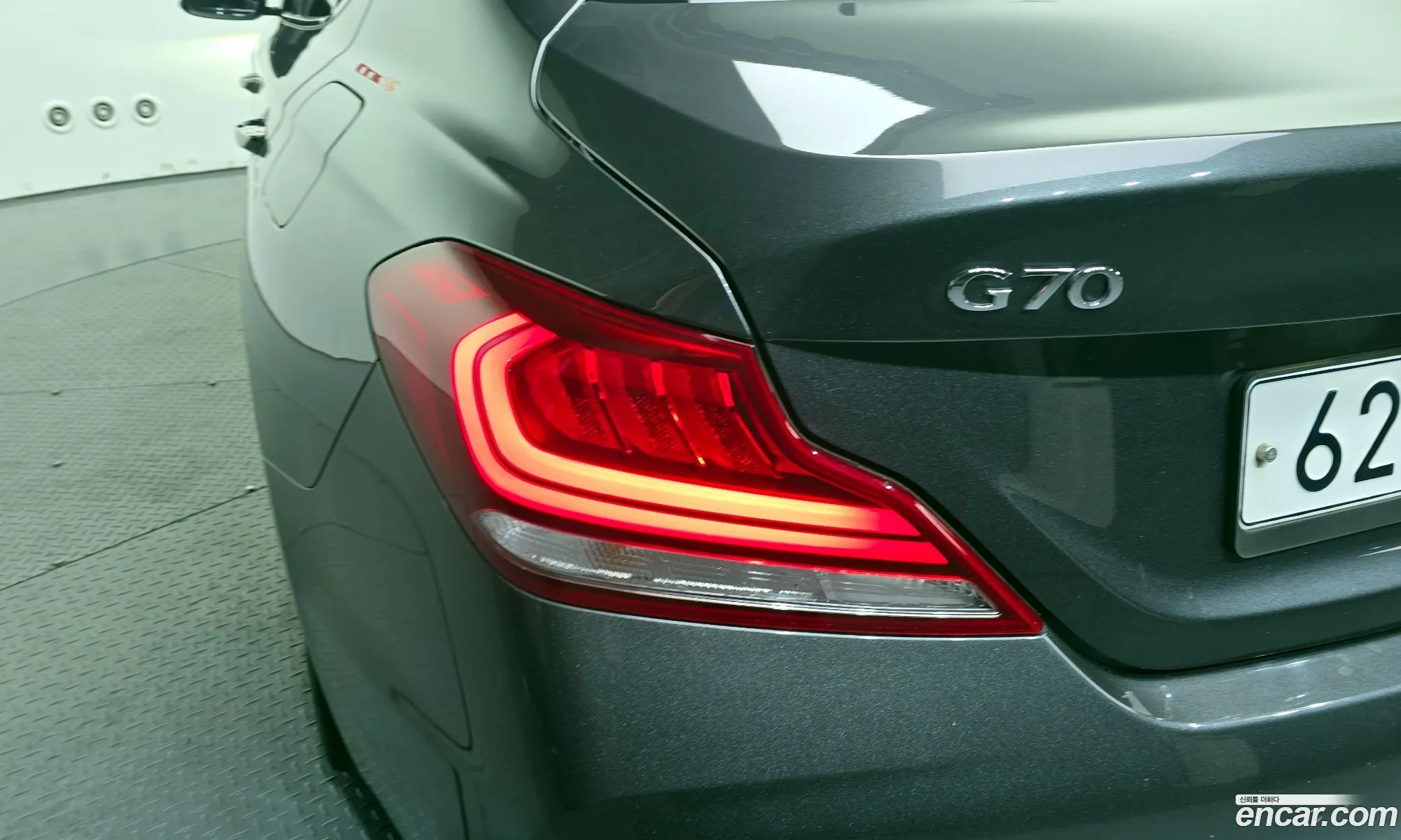 Genesis G70 2017 KMTG541EDJU001378 — 18