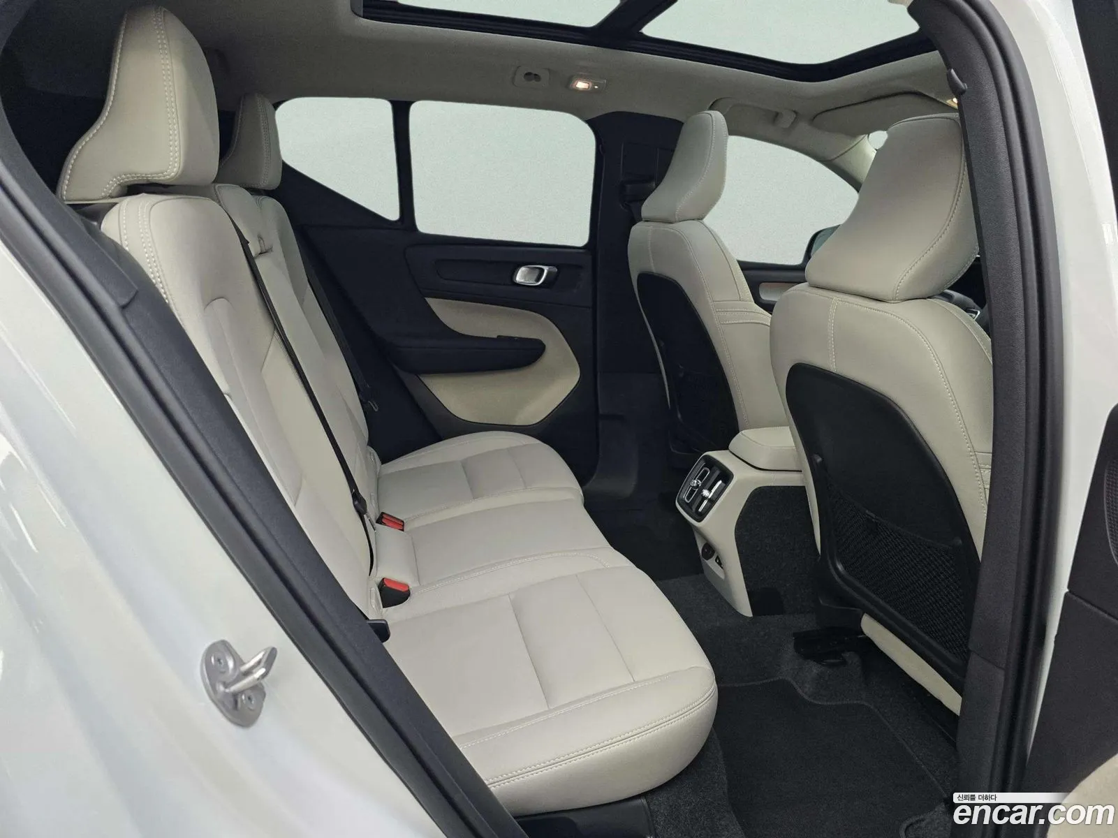 Volvo XC40 2025 — 2