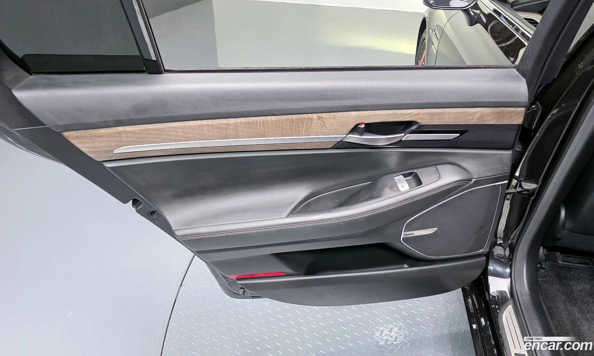 Genesis G90 2019 KMHG141DDKU063635 — 2