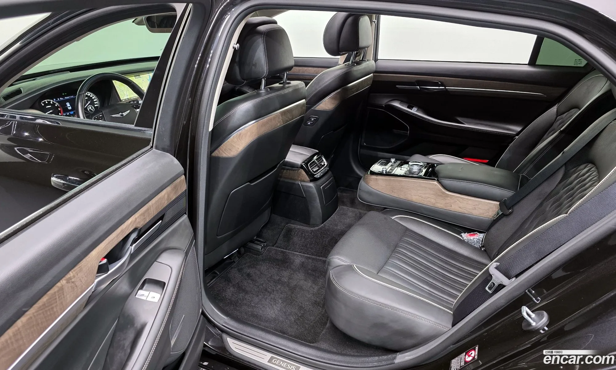 Genesis G90 2019 KMHG141DDKU063635 — 9