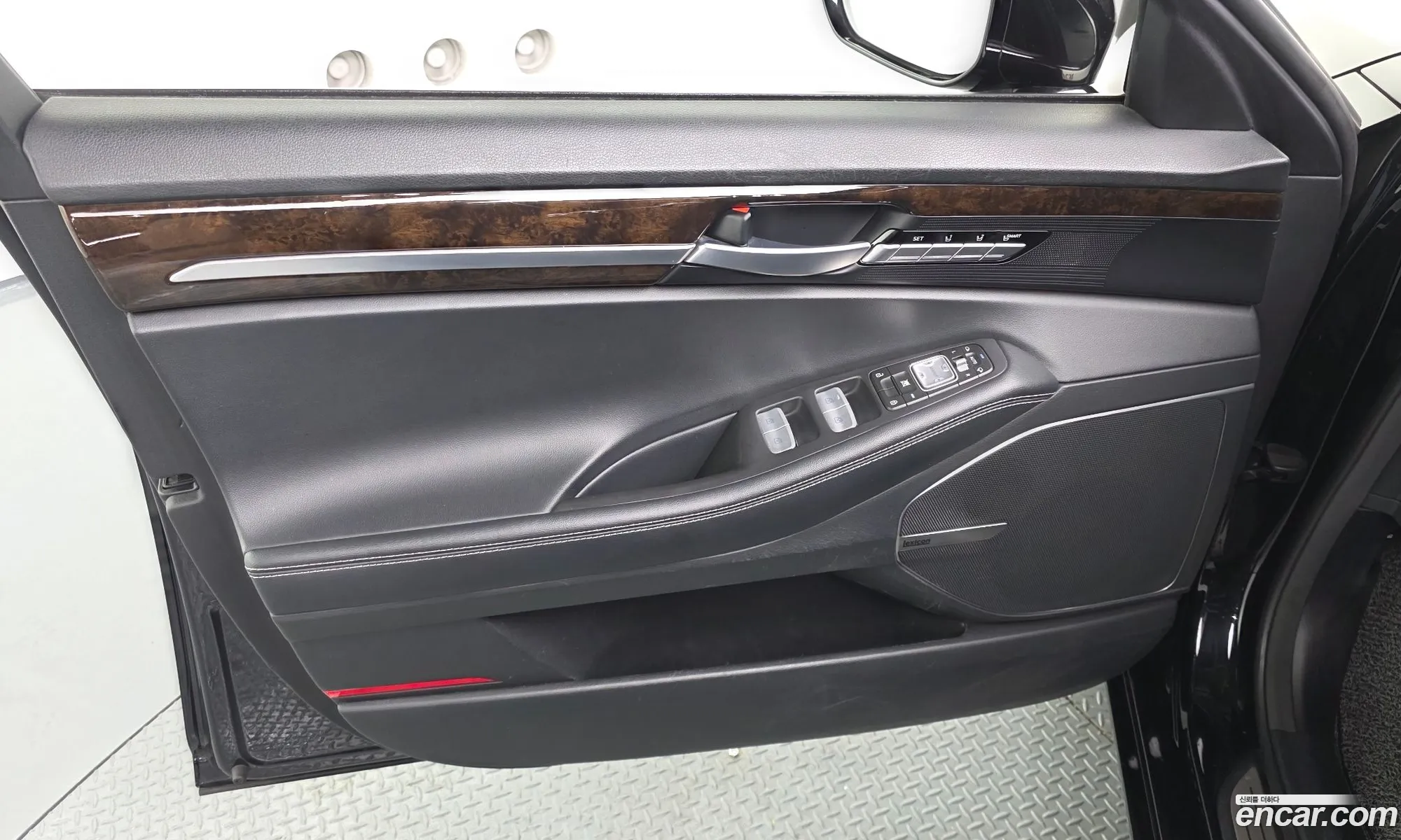 Genesis G90 2020 KMHG241DDMU083860 — 30
