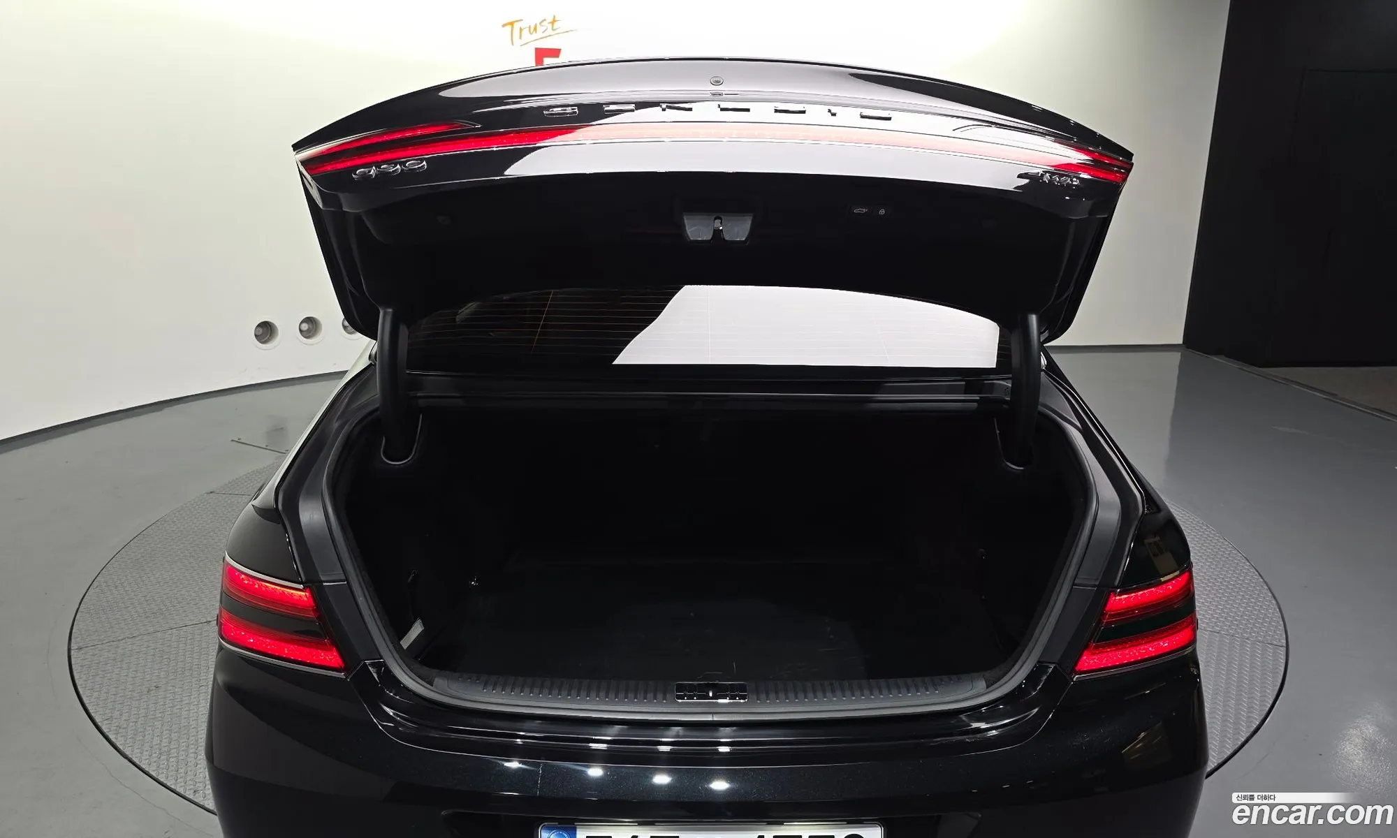 Genesis G90 2020 KMHG241DDMU083860 — 6