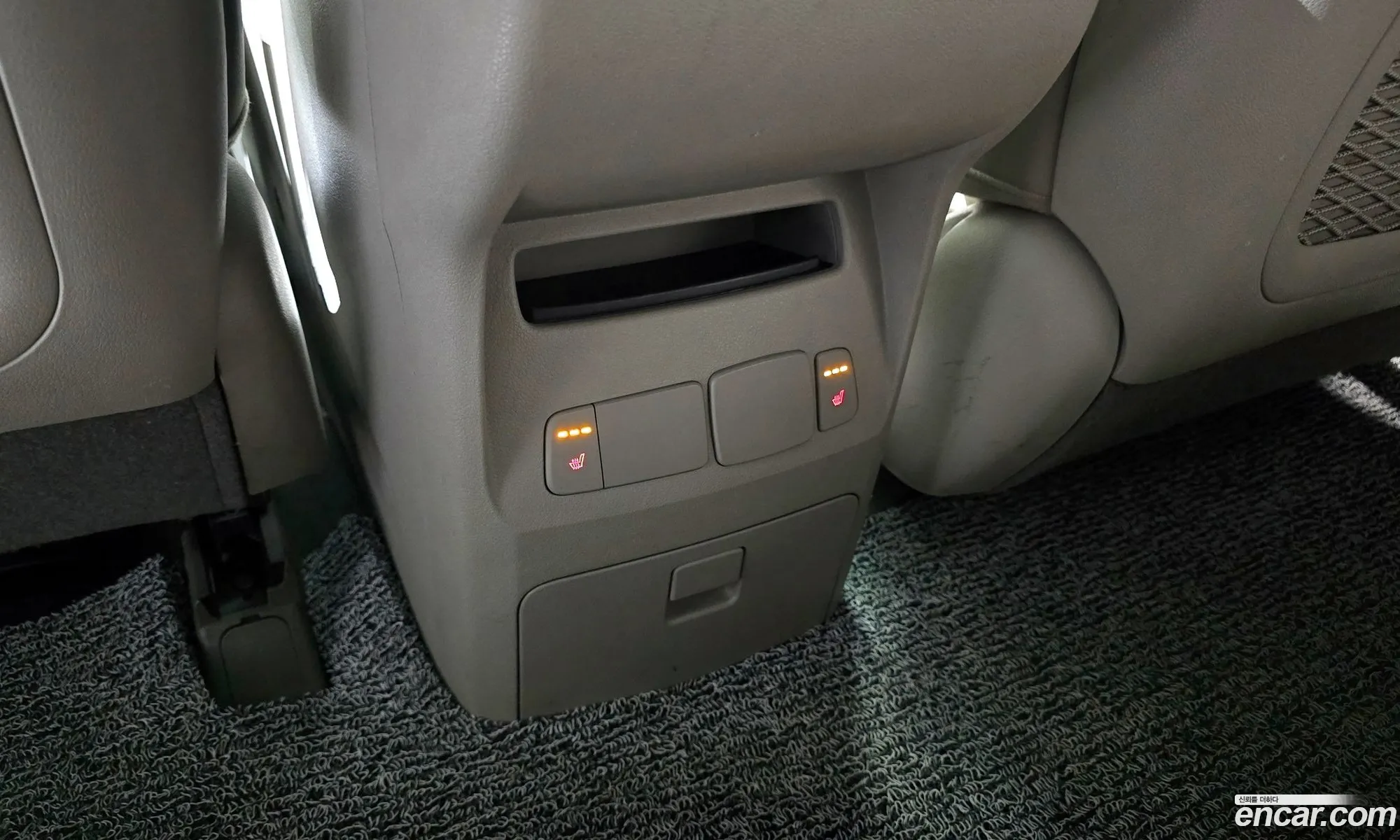 Kia Carnival 2017 KNAMB81ABJS369437 — 9