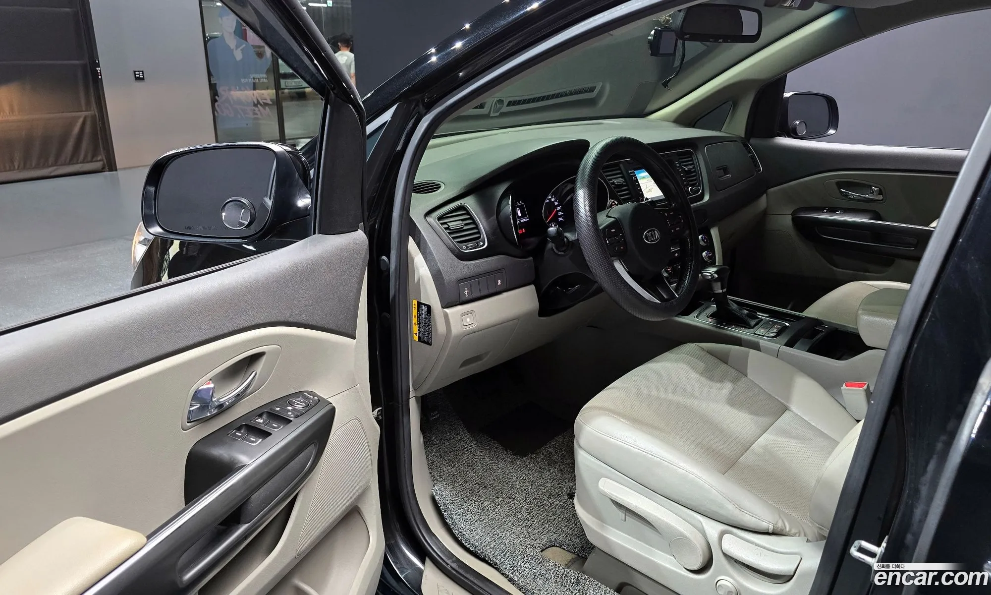 Kia Carnival 2017 KNAMB81ABJS369437 — 6