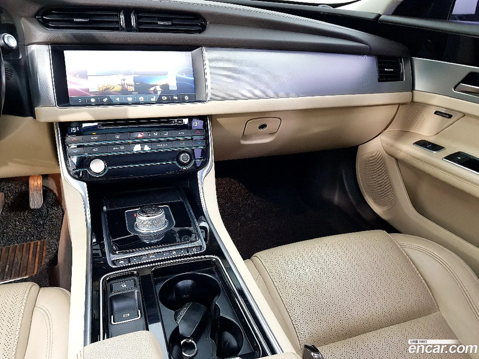 Jaguar XF 2016 — 16