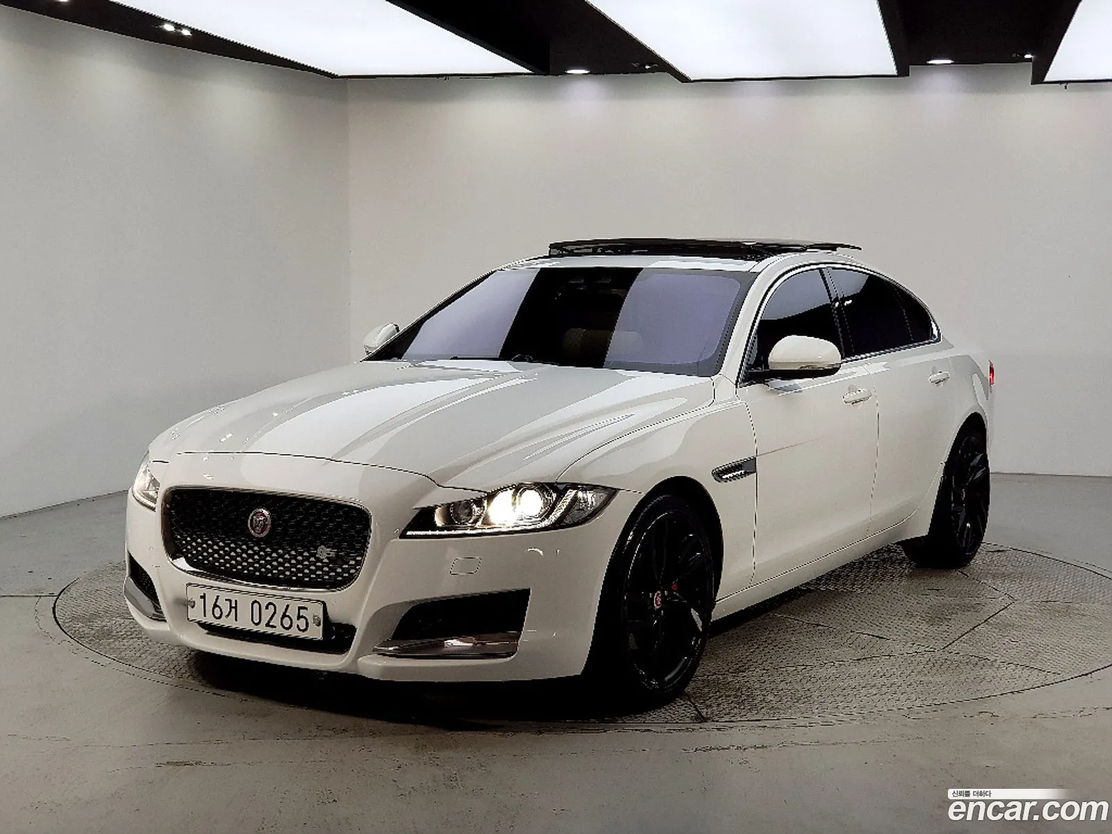 Jaguar XF 2016 — 13