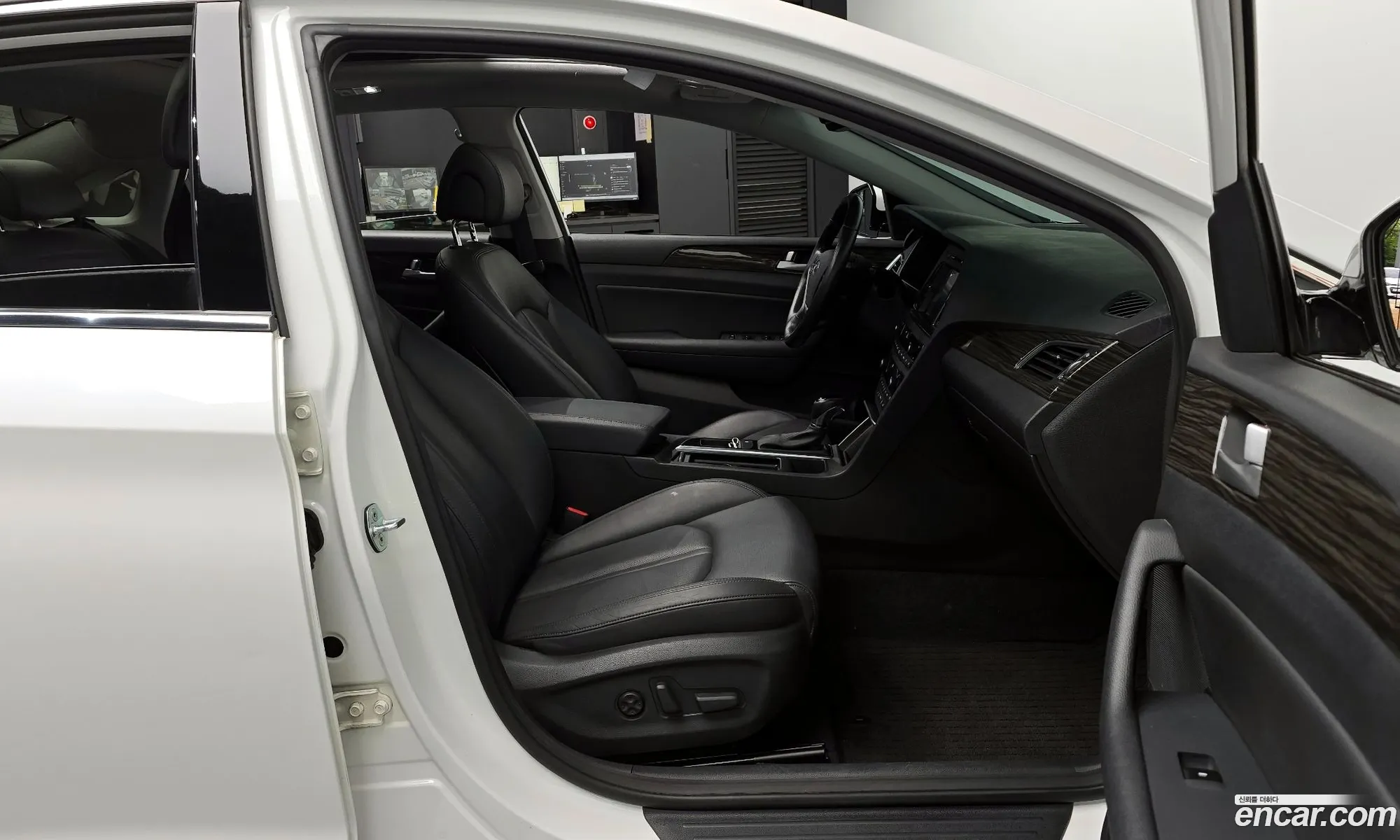 Hyundai LF Sonata 2014 — 21
